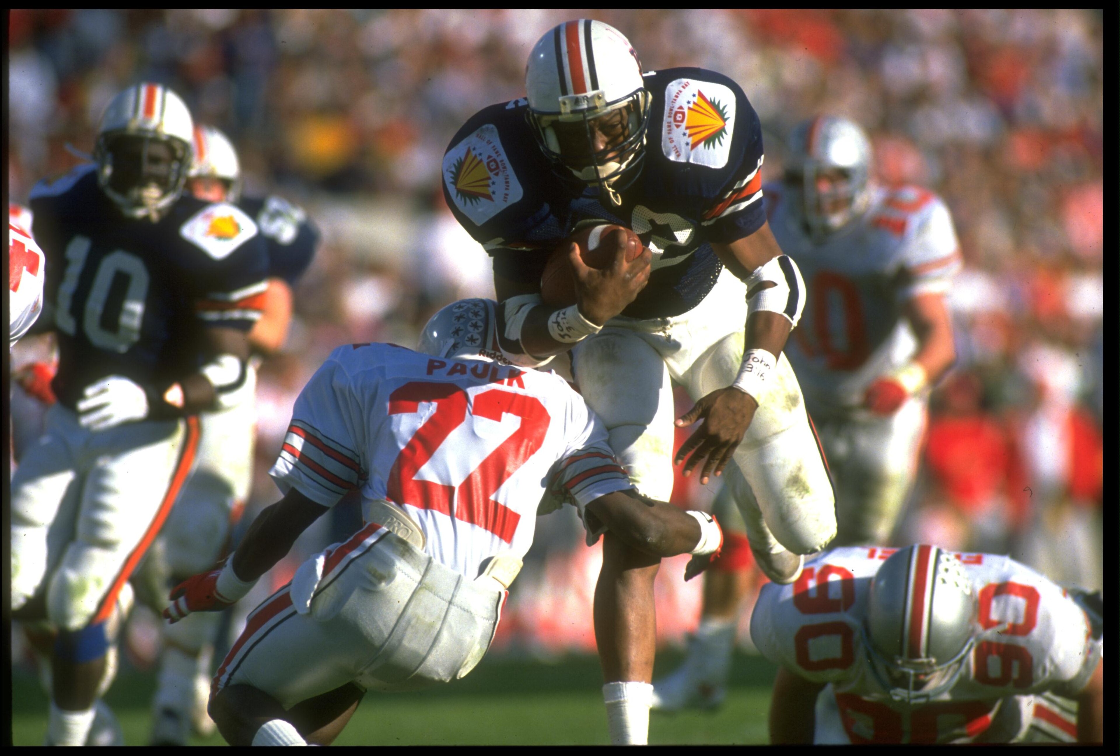 STACY DANLEY, RUNNING BACK FOR AUBURN, RUNS IN TO FOSTER PAULK OF OHIO STATE DURING THE 1990 HALL OF FAME BOWL AT TAMPA STADIUM IN TAMPA BAY, FLORIDA. MANDATORY CREDIT: SCOTT HALLERAN/ALLSPORT
