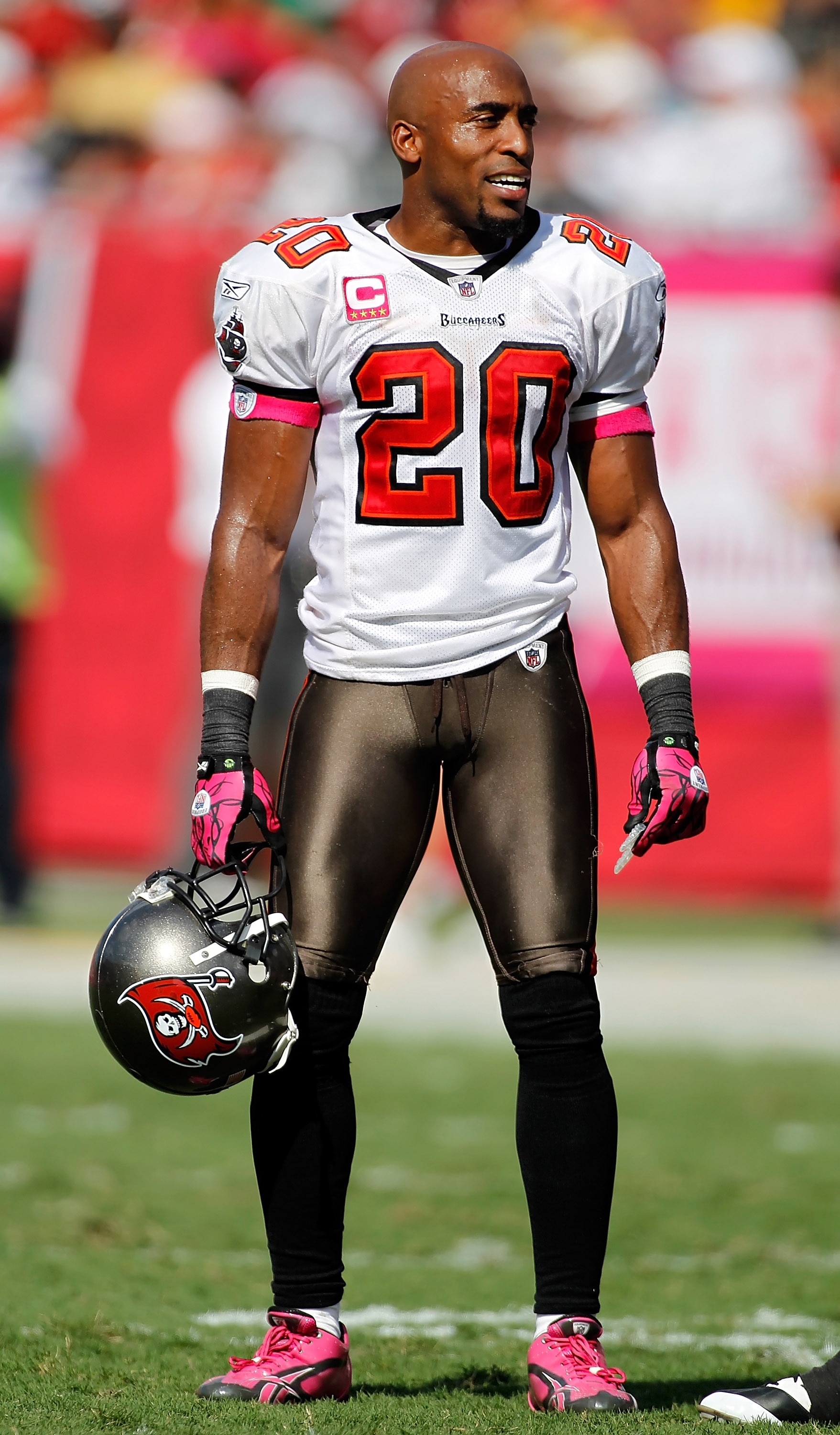 TAMPA, FL - OCTOBER 17:  Cornerback Ronde Barber #20 of the Tampa Bay Buccaneers sets a record for cornerbacks with 172 consecutive starts during the game against the New Orleans Saints at Raymond James Stadium on October 17, 2010 in Tampa, Florida.  (Pho