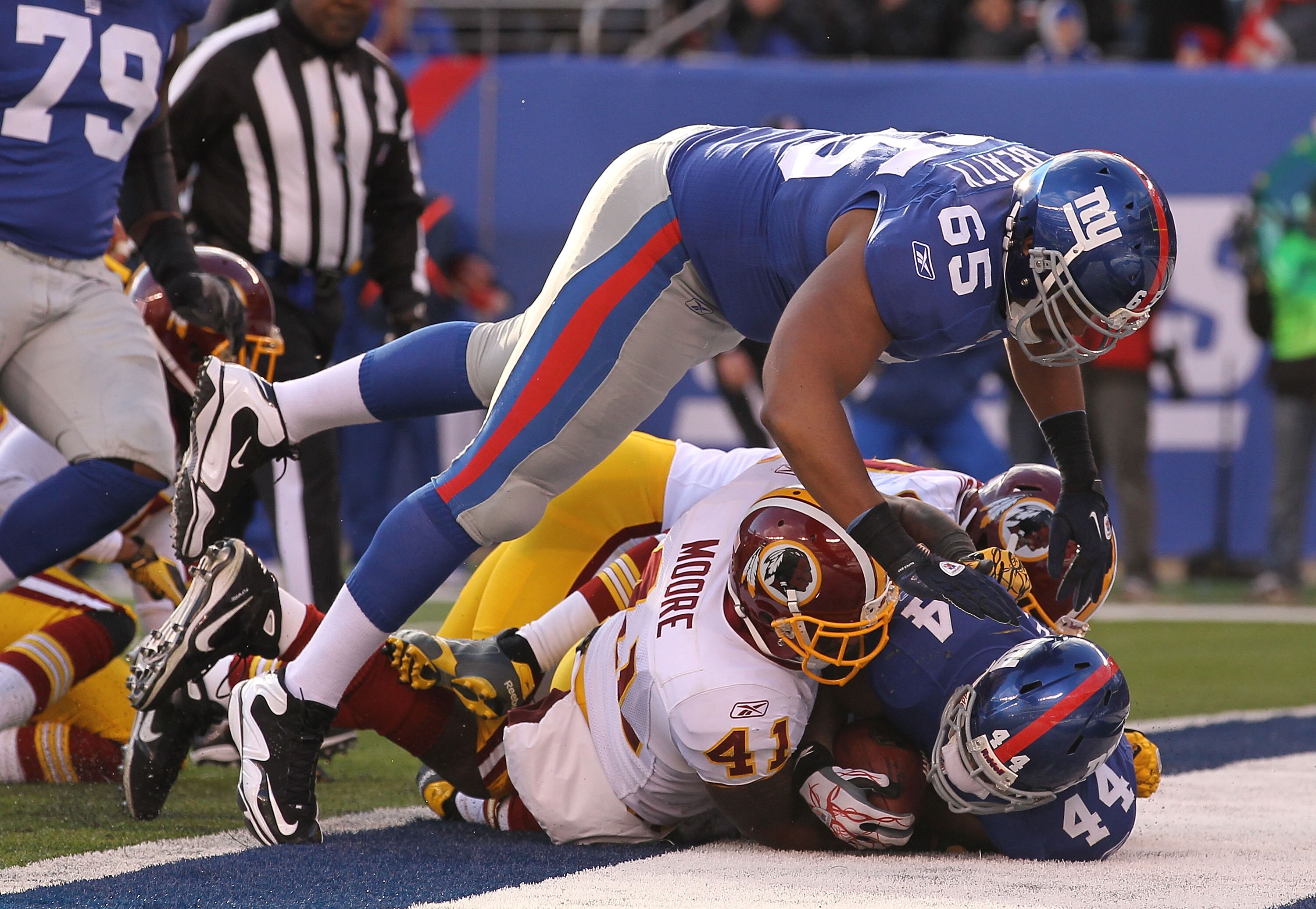 EAST RUTHERFORD, NJ - DECEMBER 05:  Ahmad Bradshaw #44 of the New York Giants scores a touchdown against Kareem Moore #41 of the Washington Redskins as Will Beatty #65 leaps over the pile during their game on December 5, 2010 at The New Meadowlands Stadiu