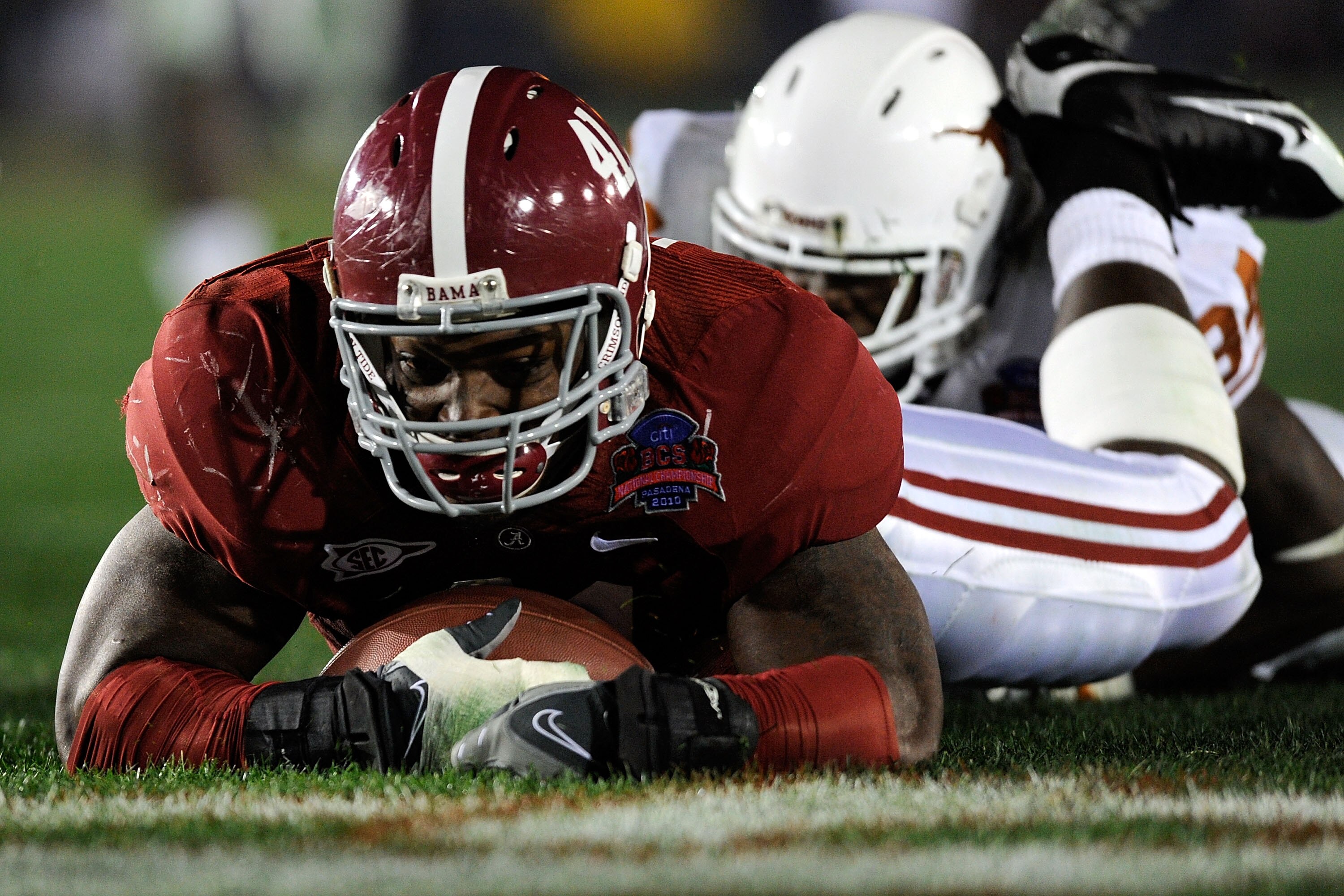 PASADENA, CA - JANUARY 07:  Linebacker Courtney Upshaw #41 of the Alabama Crimson Tide recovers a fumble by quarterback Garrett Gilbert #3 of the Texas Longhorns during the Citi BCS National Championship game at the Rose Bowl on January 7, 2010 in Pasaden