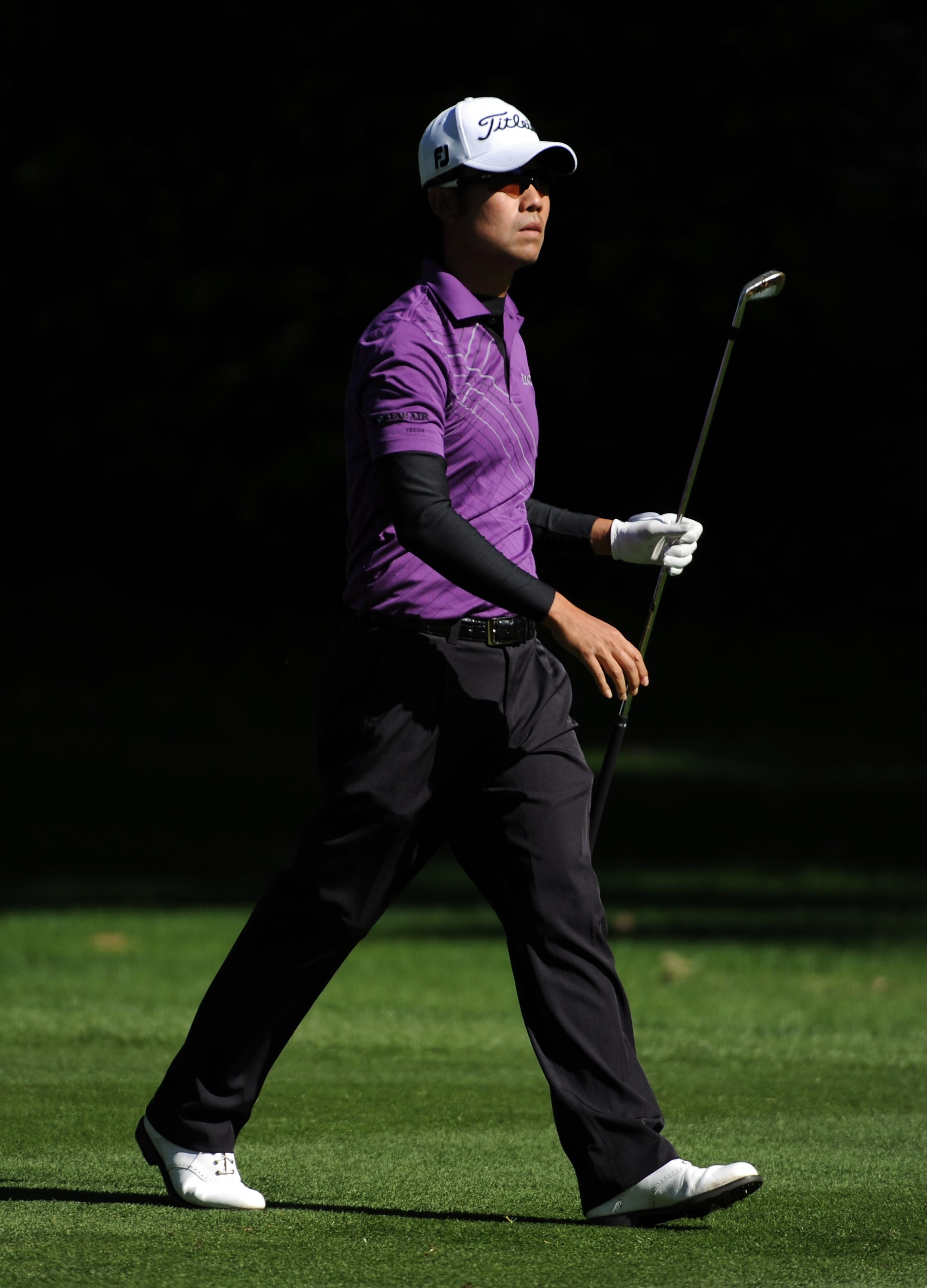 PACIFIC PALISADES, CA - FEBRUARY 20:  Kevin Na watches his second shot on the 12th hole during the fourth round of the Northern Trust Open at the Riviera Country Club on February 20, 2011 in Pacific Palisades, California.  (Photo by Harry How/Getty Images