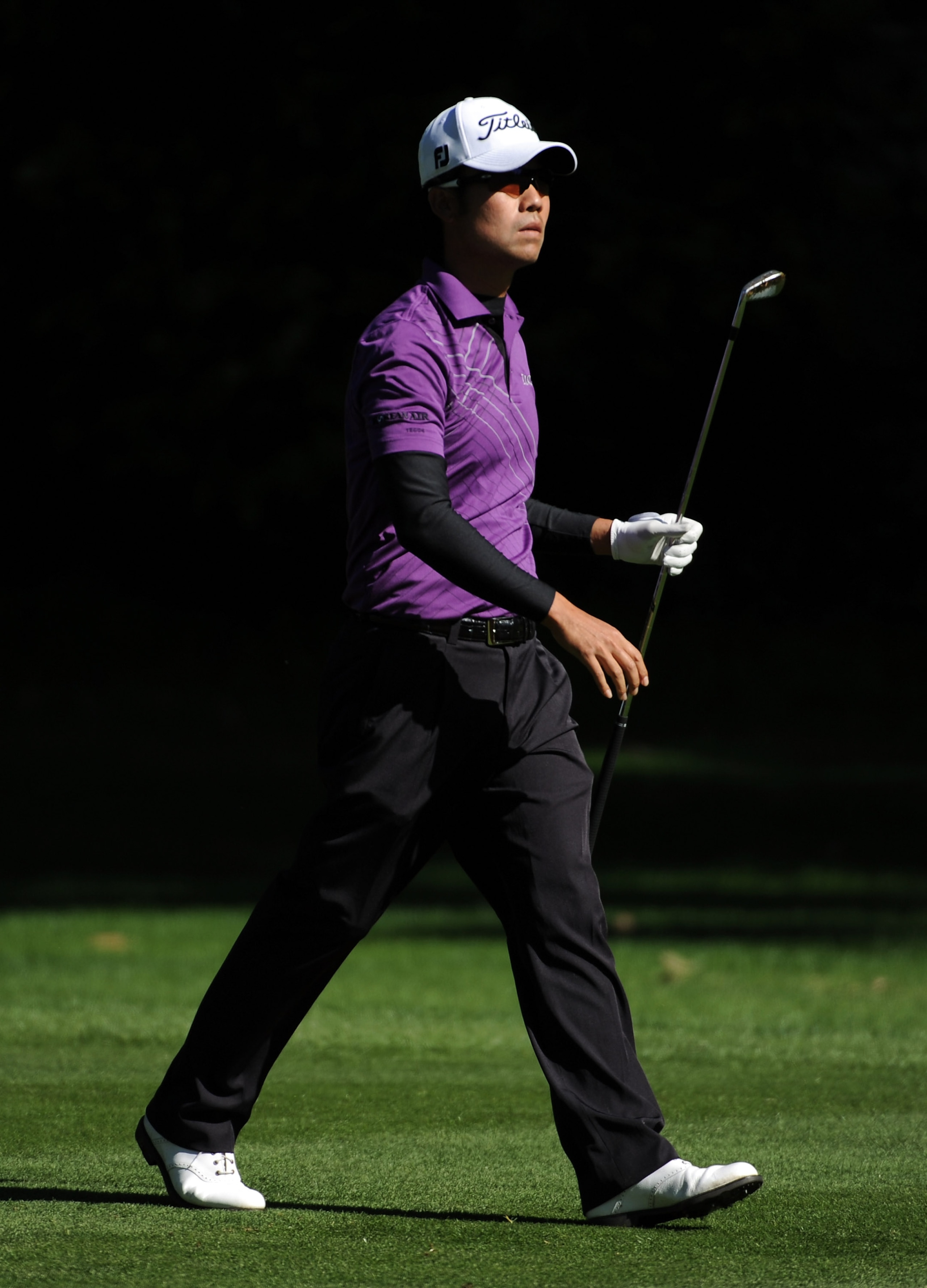 PACIFIC PALISADES, CA - FEBRUARY 20:  Kevin Na watches his second shot on the 12th hole during the fourth round of the Northern Trust Open at the Riviera Country Club on February 20, 2011 in Pacific Palisades, California.  (Photo by Harry How/Getty Images