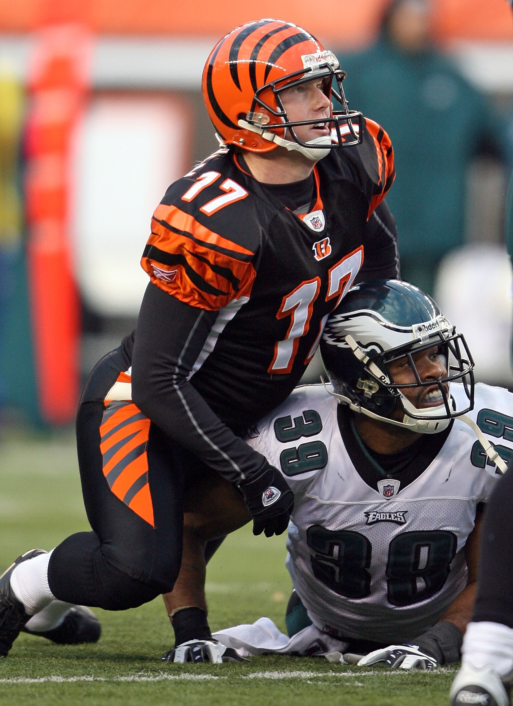CINCINNATI - NOVEMBER 16:  Shayne Graham #17 of the Cincinnati Bengals and Quintin Demps #39 of the Philadelphia Eagles watch as Graham's 47 yard field goal attempt was no good in overtime during the NFL game at Paul Brown Stadium on November 16, 2008 in