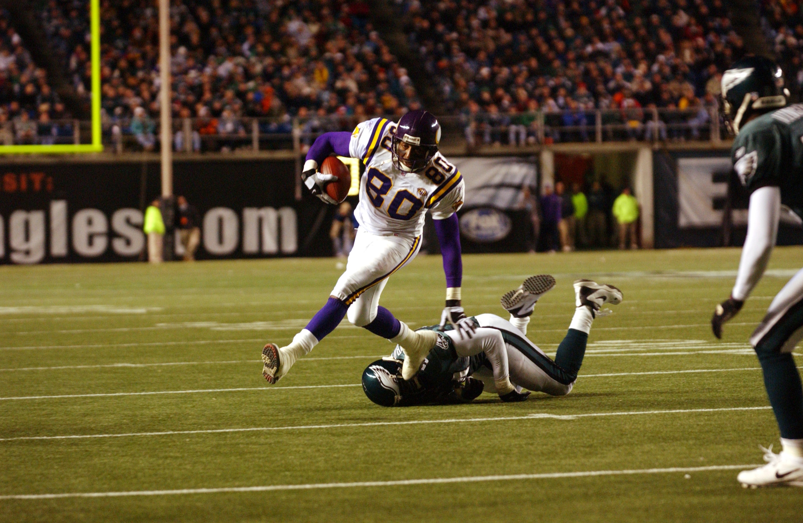 11 Nov 2001:  Chris Carter #80 wide receiver of the Minnesota Vikings escapes Jeremiah Trotter #54 linebacker of the Philadelphia Eagles in their game at Veterans Stadium in Philadelphia, Pennsylvania.  The Eagles won 48-17.  DIGITAL IMAGE    Mandatory Cr