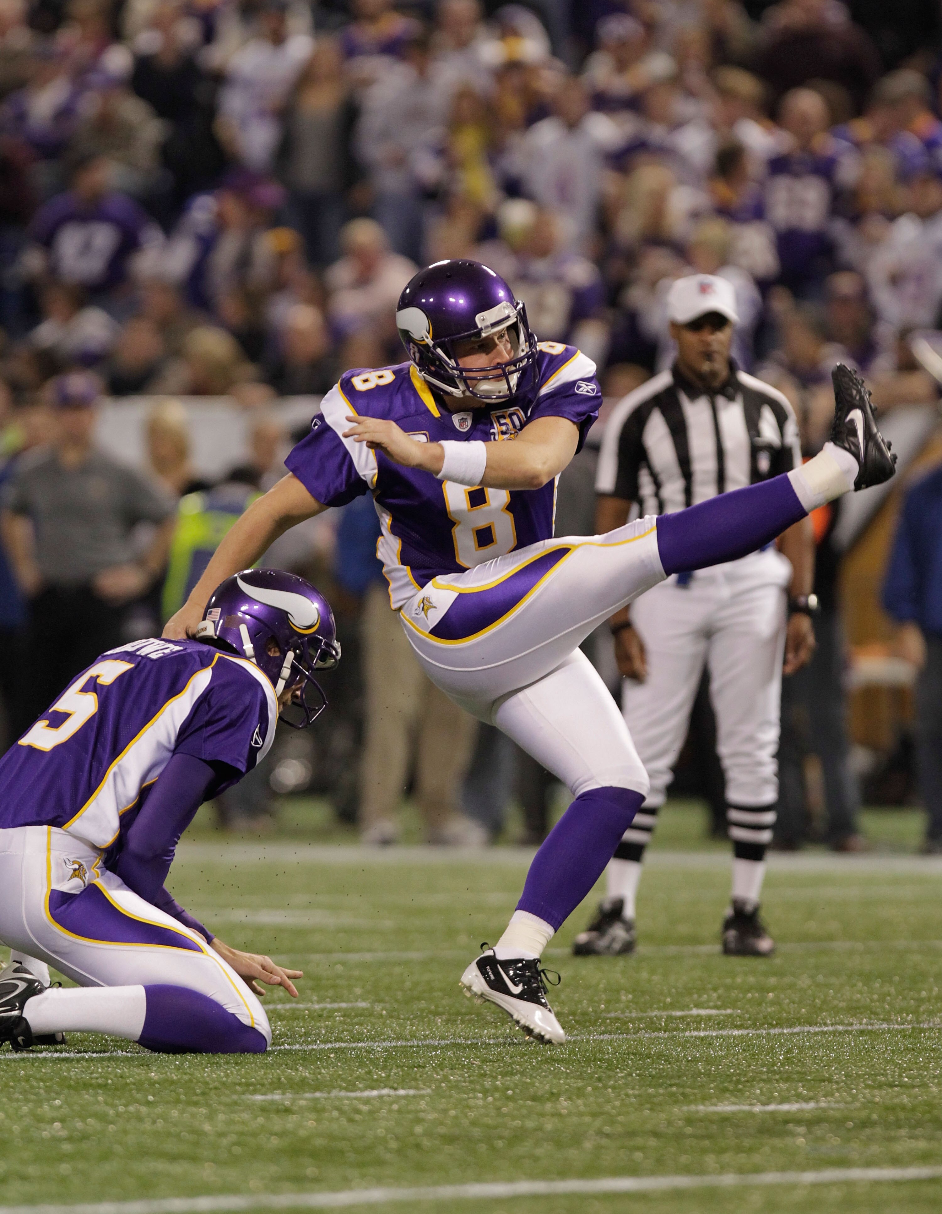MINNEAPOLIS, MN - DECEMBER 05:  Ryan Longwell #8 of the Minnesota Vikings kicks against the Buffalo Bills at the Mall of America Field at the Hubert H. Humphrey Metrodome on December 5, 2010 in Minneapolis, Minnesota.  (Photo by Nick Laham/Getty Images)