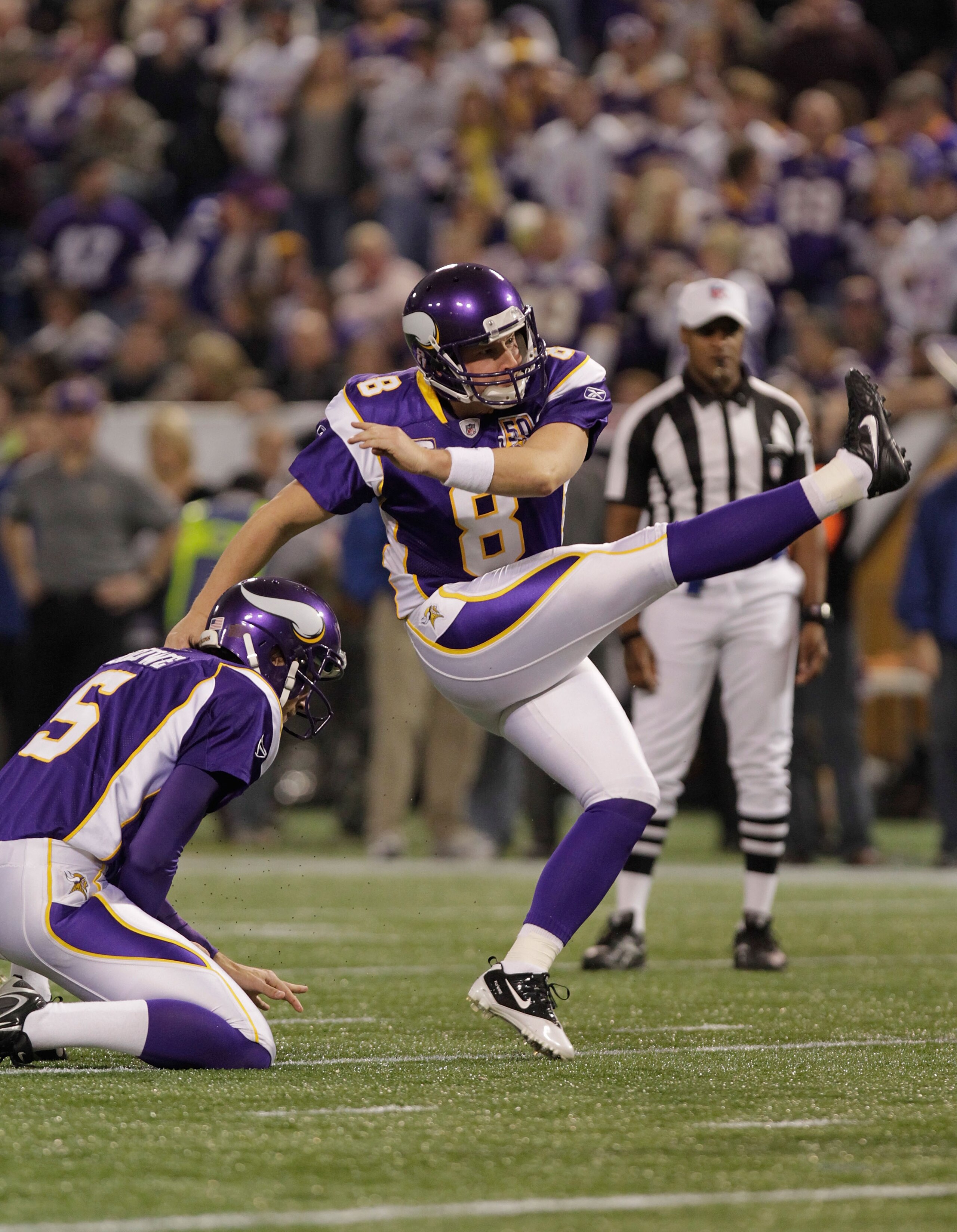 MINNEAPOLIS, MN - DECEMBER 05:  Ryan Longwell #8 of the Minnesota Vikings kicks against the Buffalo Bills at the Mall of America Field at the Hubert H. Humphrey Metrodome on December 5, 2010 in Minneapolis, Minnesota.  (Photo by Nick Laham/Getty Images)