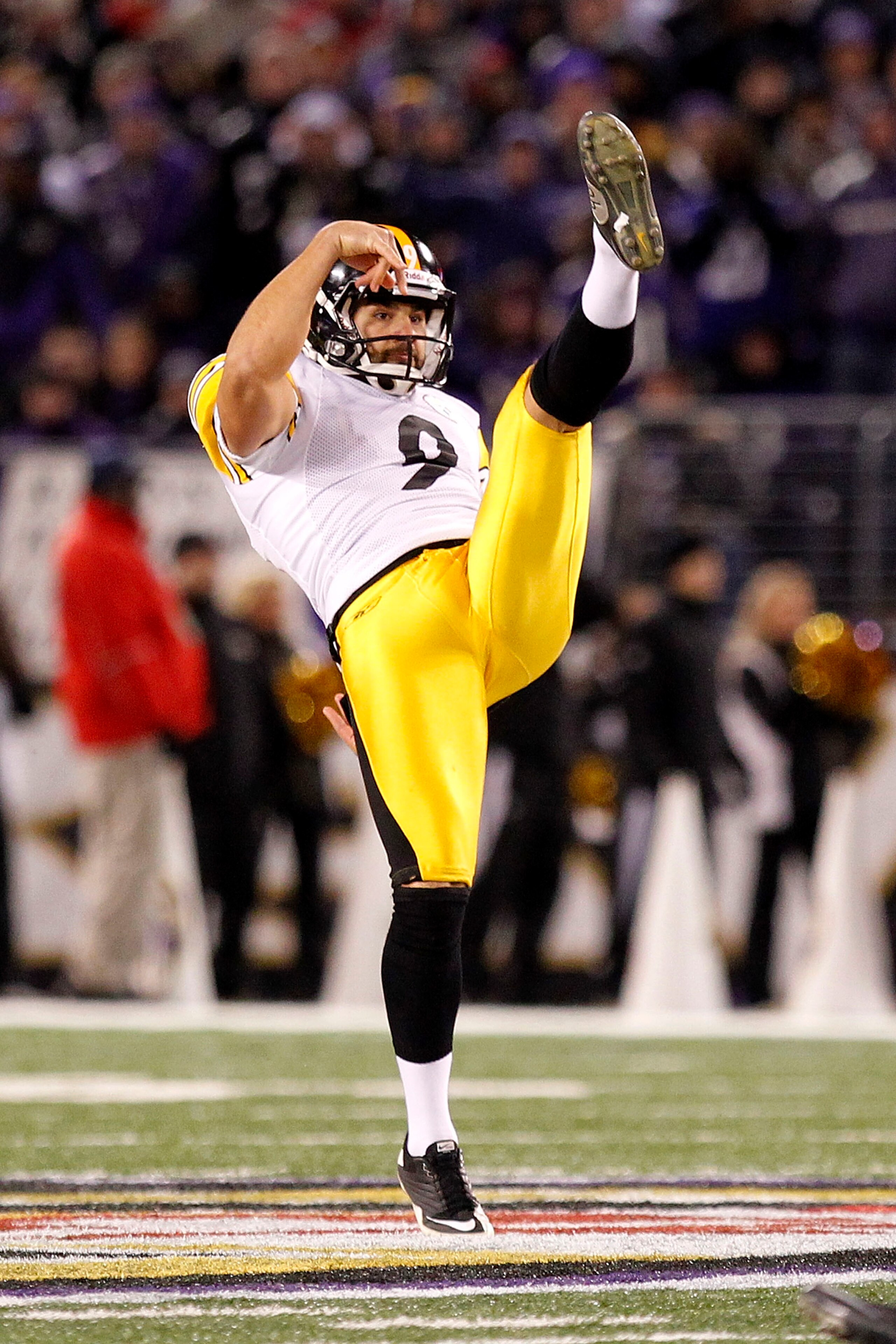 BALTIMORE, MD - DECEMBER 05:  Daniel Sepulveda #9 of the Pittsburgh Steelers kicks the ball against the Baltimore Ravens at M&T Bank Stadium on December 5, 2010 in Baltimore, Maryland.  (Photo by Geoff Burke/Getty Images)