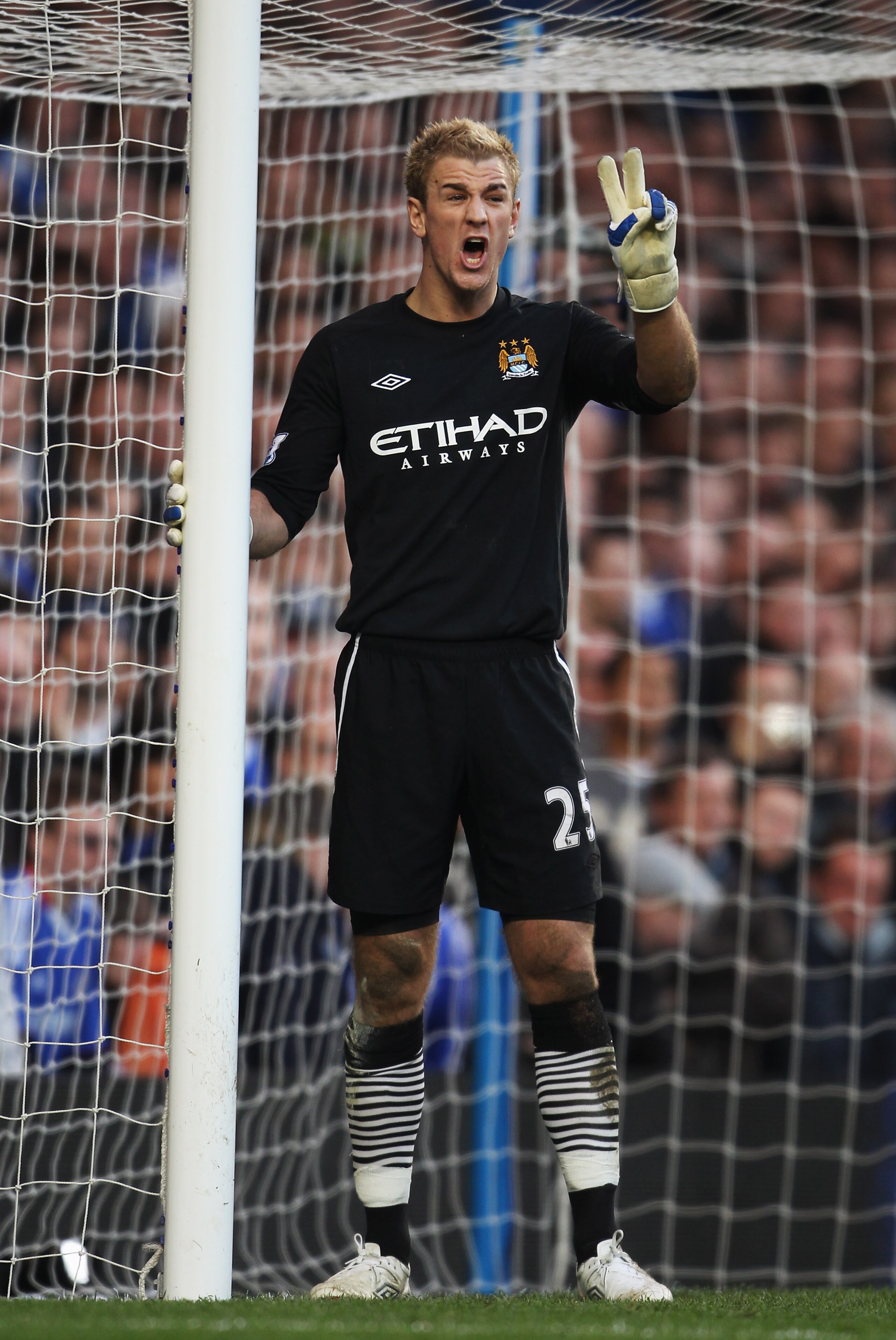 LONDON, ENGLAND - MARCH 20:  Joe Hart of Manchester City organizes his defence during the Barclays Premier League match between Chelsea and Manchester City at Stamford Bridge on March 20, 2011 in London, England.  (Photo by Scott Heavey/Getty Images)