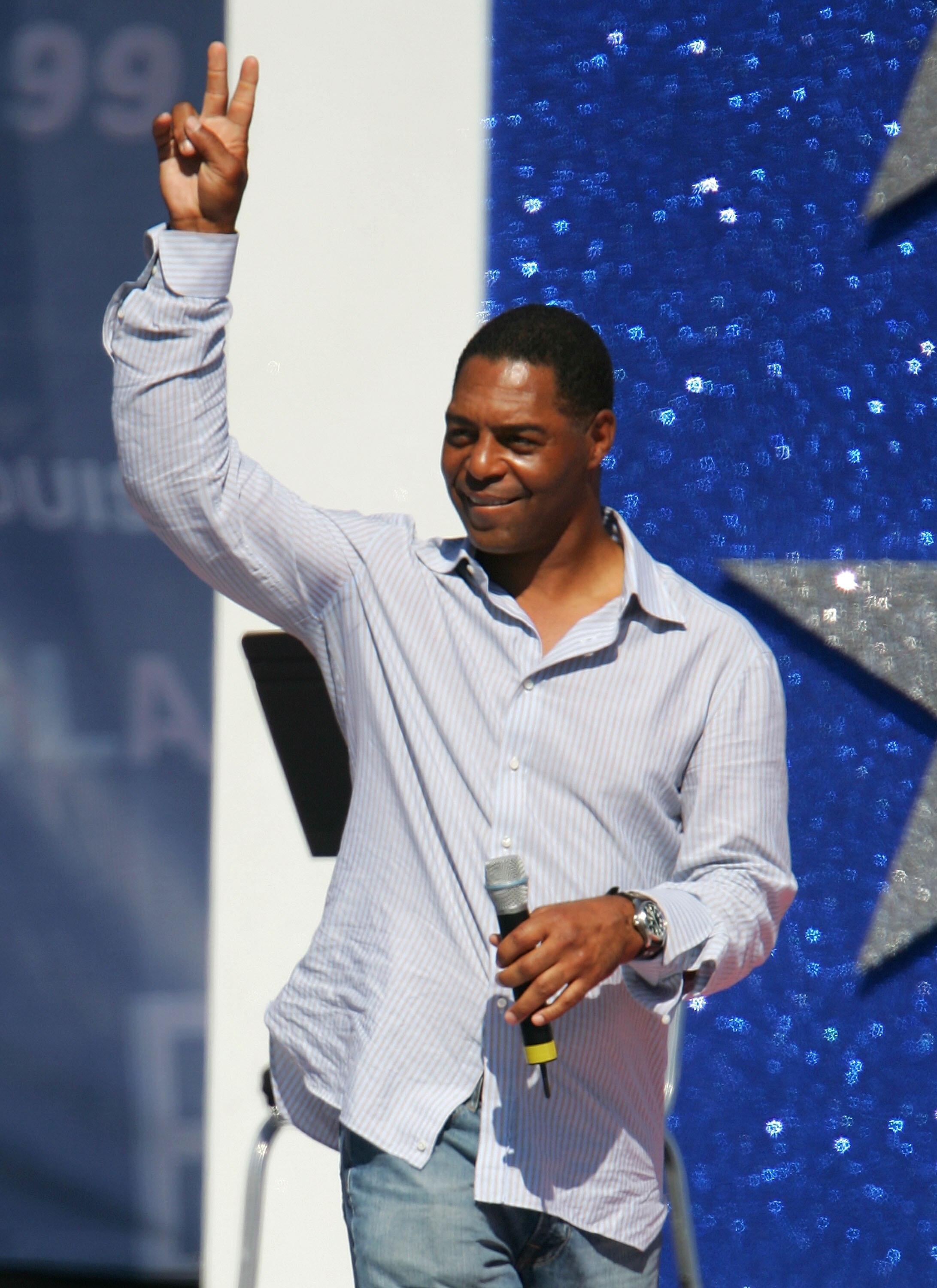 LOS ANGELES, CA - SEPTEMBER 08:  NFL great and former member of the Los Angeles Raiders and Kansas City Chiefs Marcus Allen waves to the crowd performs during a free concert to celebrate the Opening Kickoff of the 2005-06 NFL Season September 8, 2005 at t