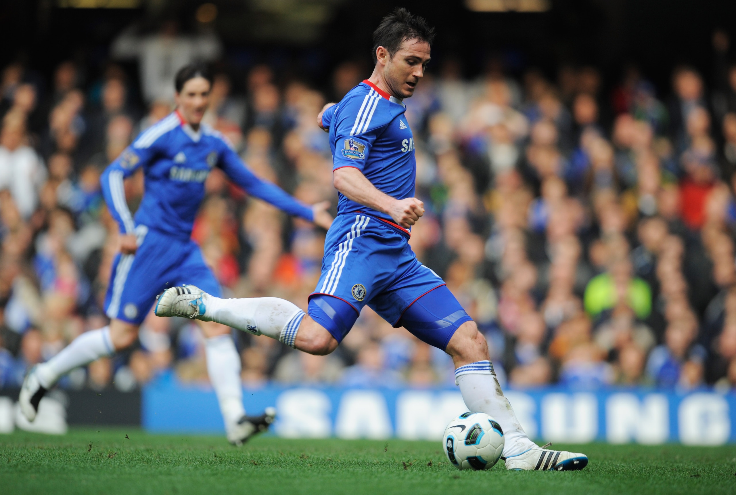 LONDON, ENGLAND - MARCH 20:  Frank Lampard of Chelsea shoots during the Barclays Premier League match between Chelsea and Manchester City at Stamford Bridge on March 20, 2011 in London, England.  (Photo by Michael Regan/Getty Images)