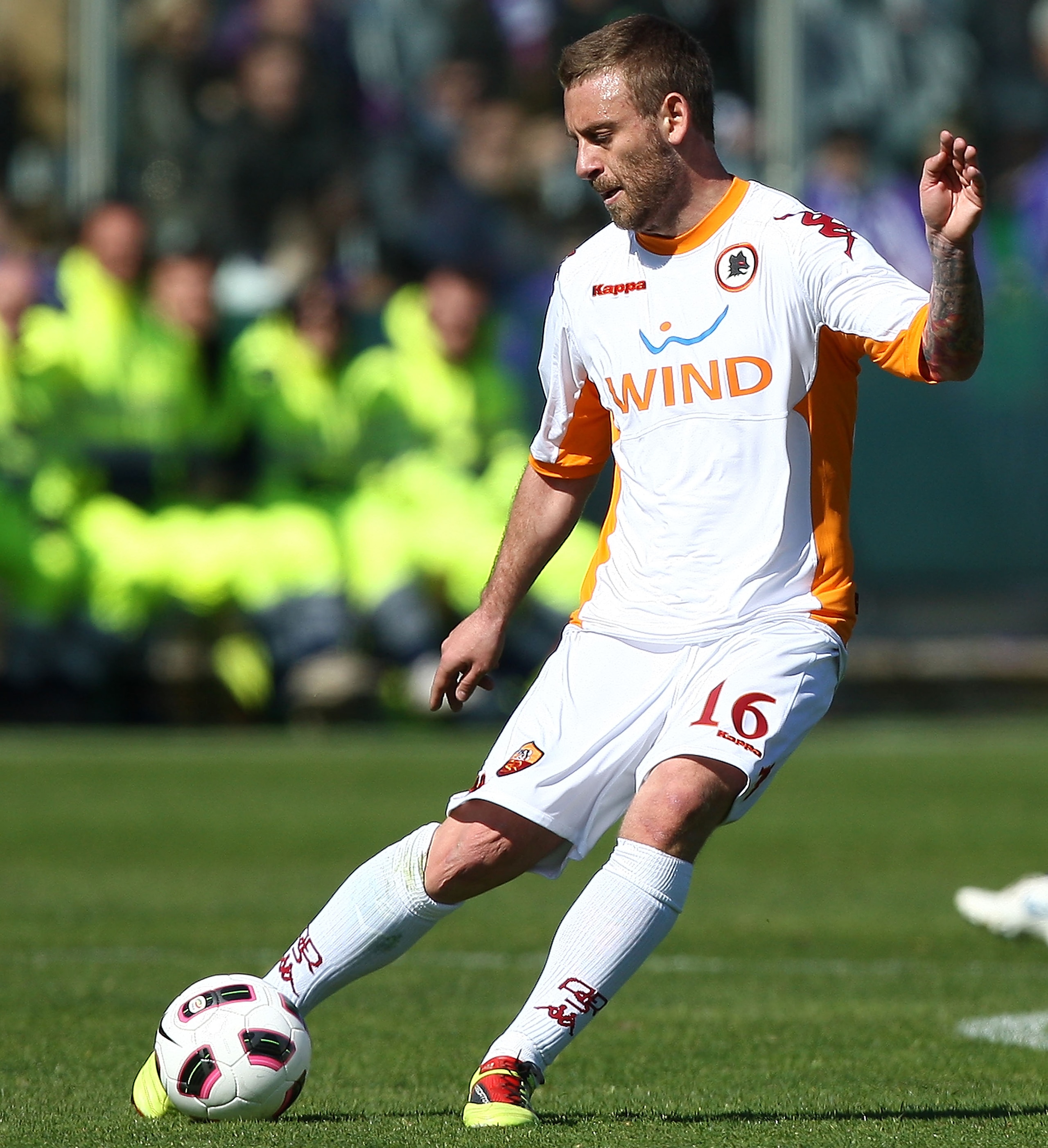 FLORENCE, ITALY - MARCH 20: Daniele De Rossi of AS Roma in action during the Serie A match between ACF Fiorentina and AS Roma at Stadio Artemio Franchi on March 20, 2011 in Florence, Italy. (Photo by Paolo Bruno/Getty Images) FLORENCE, ITALY - MARCH 20: Daniele De Rossi of AS Roma in action during the Serie A match between ACF Fiorentina and AS Roma at Stadio Artemio Franchi on March 20, 2011 in Florence, Italy. (Photo by Paolo Bruno/Getty Images)