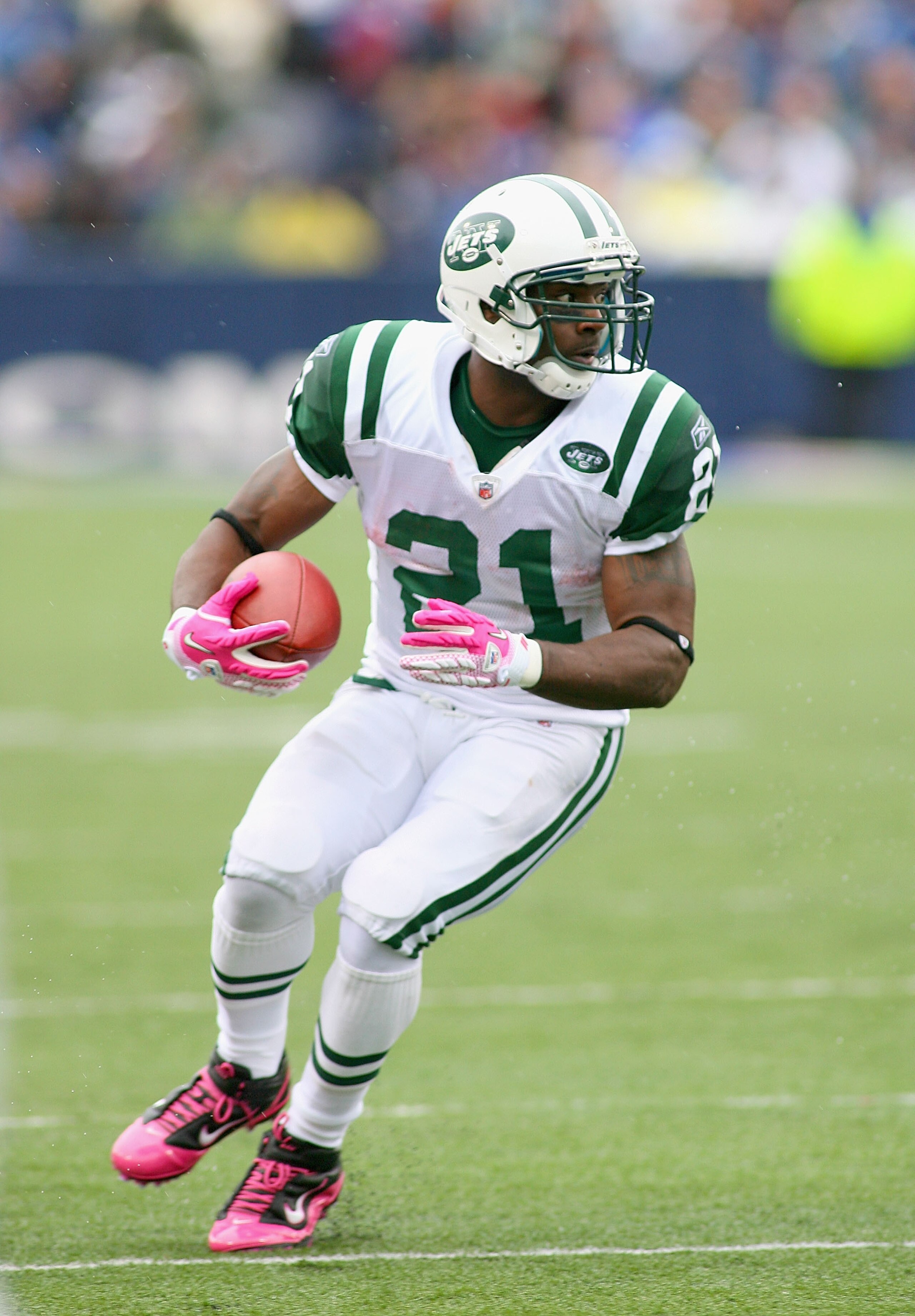 ORCHARD PARK, NY - OCTOBER 03:  LaDainian Tomlinson #21 of the New York Jets runs against the Buffalo Bills at Ralph Wilson Stadium on October 3, 2010 in Orchard Park, New York.  (Photo by Rick Stewart/Getty Images)