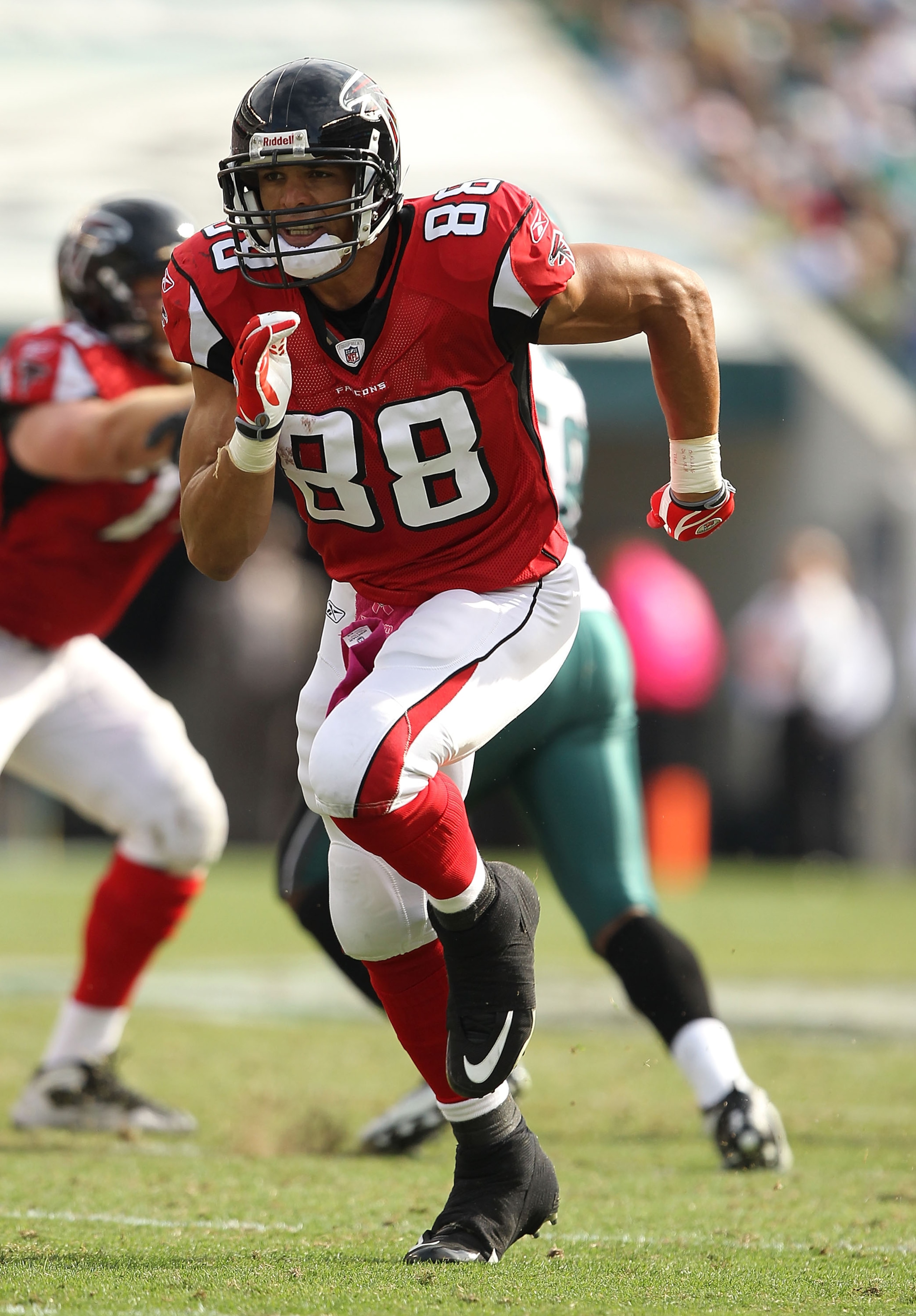 PHILADELPHIA - OCTOBER 17:  Tony Gonzalez #88  of the Atlanta Falcons in action against  the Philadelphia Eagles during their game at Lincoln Financial Field on October 17, 2010 in Philadelphia, Pennsylvania.  (Photo by Al Bello/Getty Images)