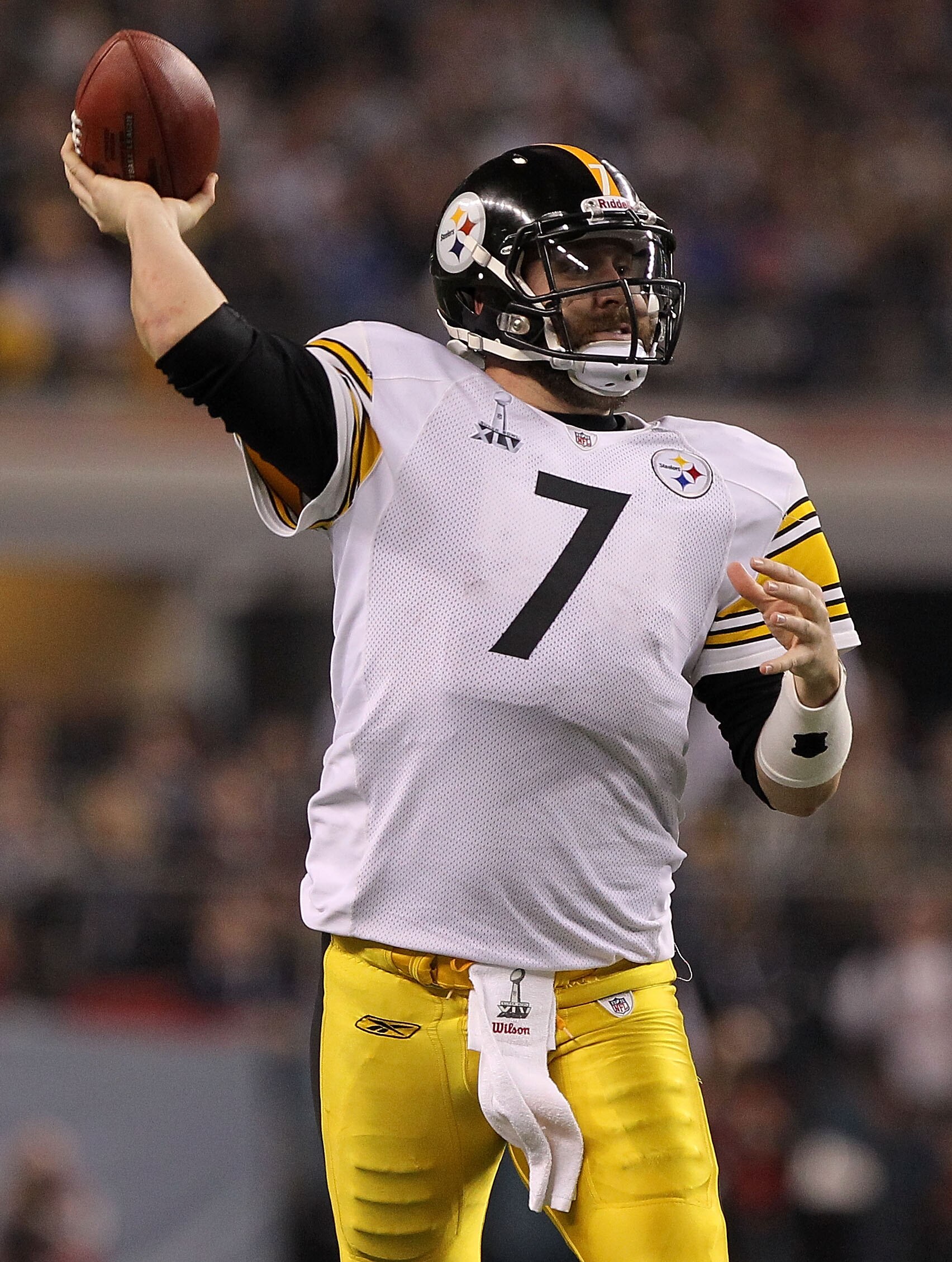 ARLINGTON, TX - FEBRUARY 06:  Ben Roethlisberger #7 of the Pittsburgh Steelers drops back against the Green Bay Packers during Super Bowl XLV at Cowboys Stadium on February 6, 2011 in Arlington, Texas.  (Photo by Doug Pensinger/Getty Images)
