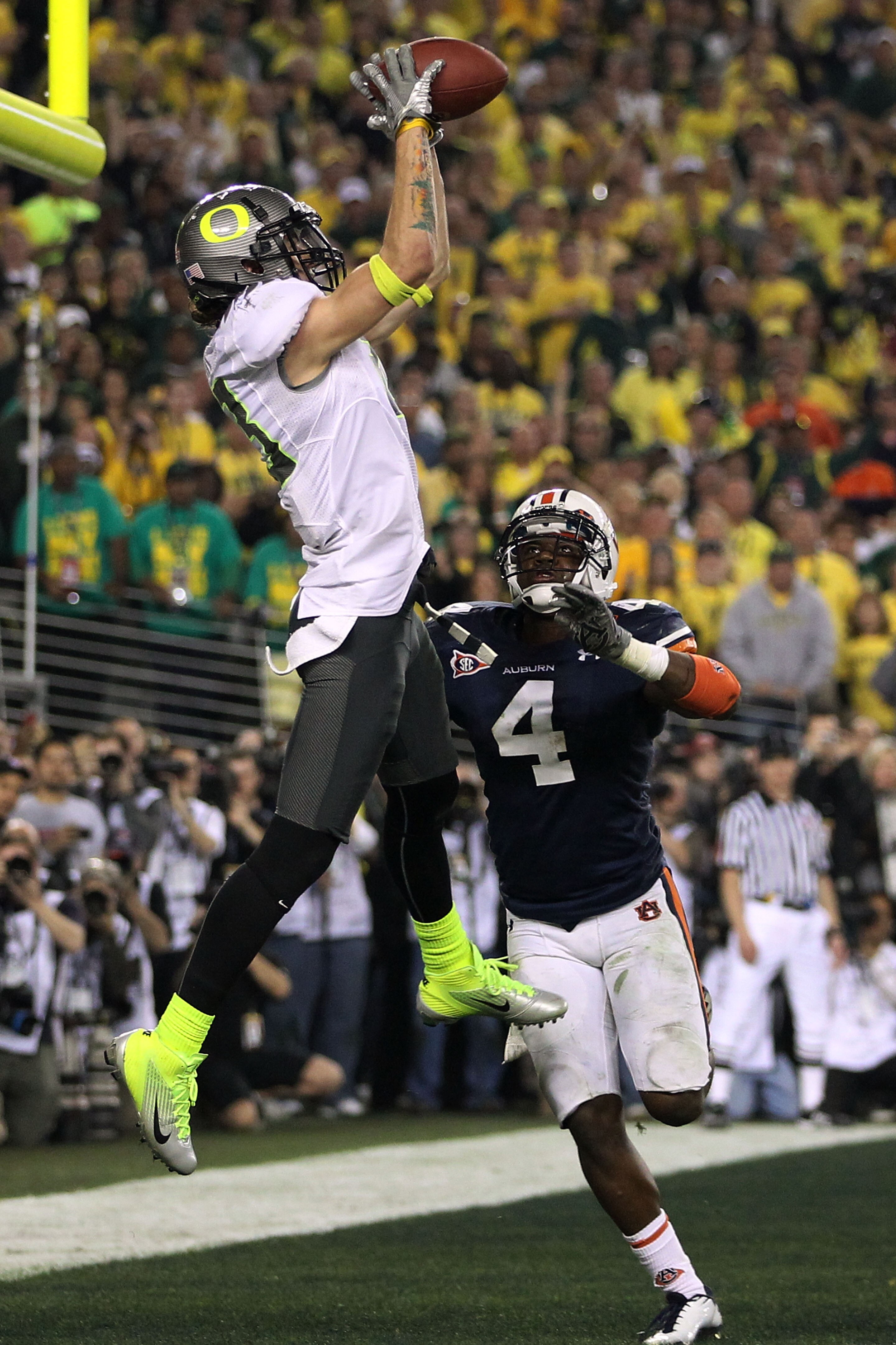 GLENDALE, AZ - JANUARY 10:  Jeff Maehl #23 of the Oregon Ducks catches a two-point conversion to tie the game late in the fourth quarter against Zac Etheridge #4 of the Auburn Tigers during the Tostitos BCS National Championship Game at University of Phoe
