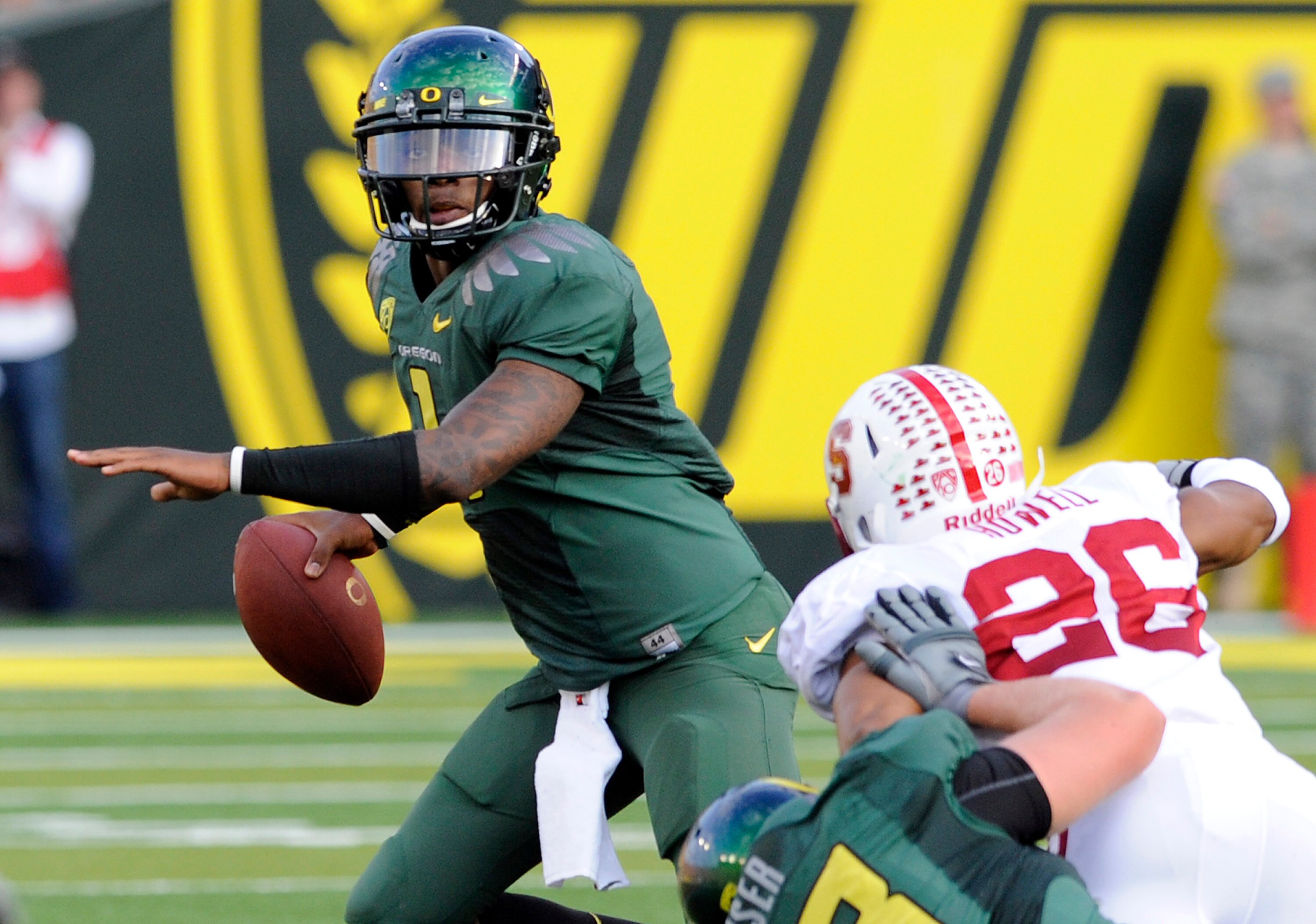 EUGENE, OR - OCTOBER 2: Quarterback Darron Thomas #1 of the Oregon Ducks looks to pass the ball as safety Delano Howard #26 of Stanford applies pressure in the first quarter of the game at Autzen Stadium on October 2, 2010 in Eugene, Oregon. (Photo by Ste