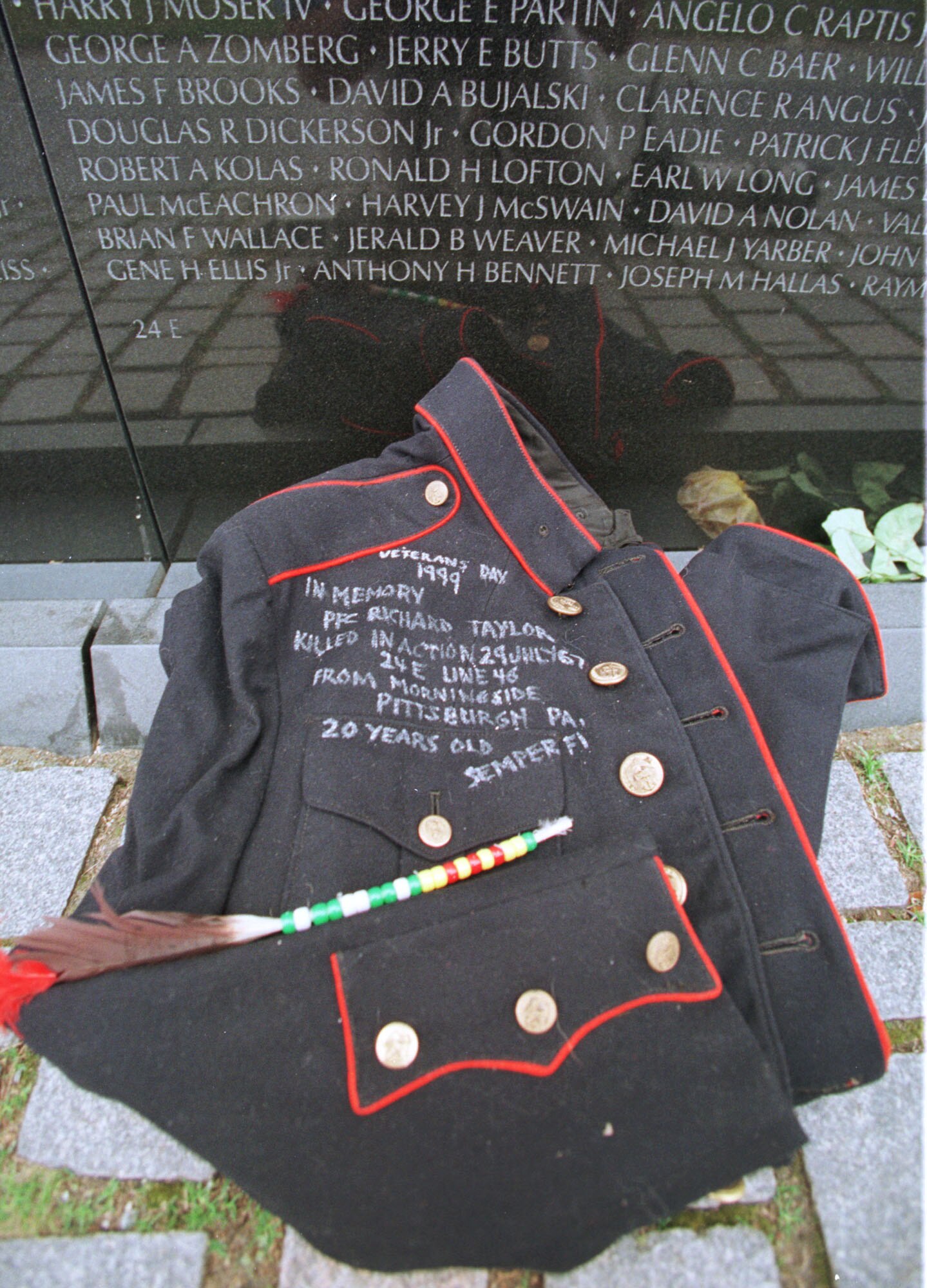 A message written on a Marine dress uniform is left at the Vietnam Memorial for Veteran's Day in Washington DC November 11, 1999. The uniform is one of many items left by mourners. (Photo by Mark Wilson)