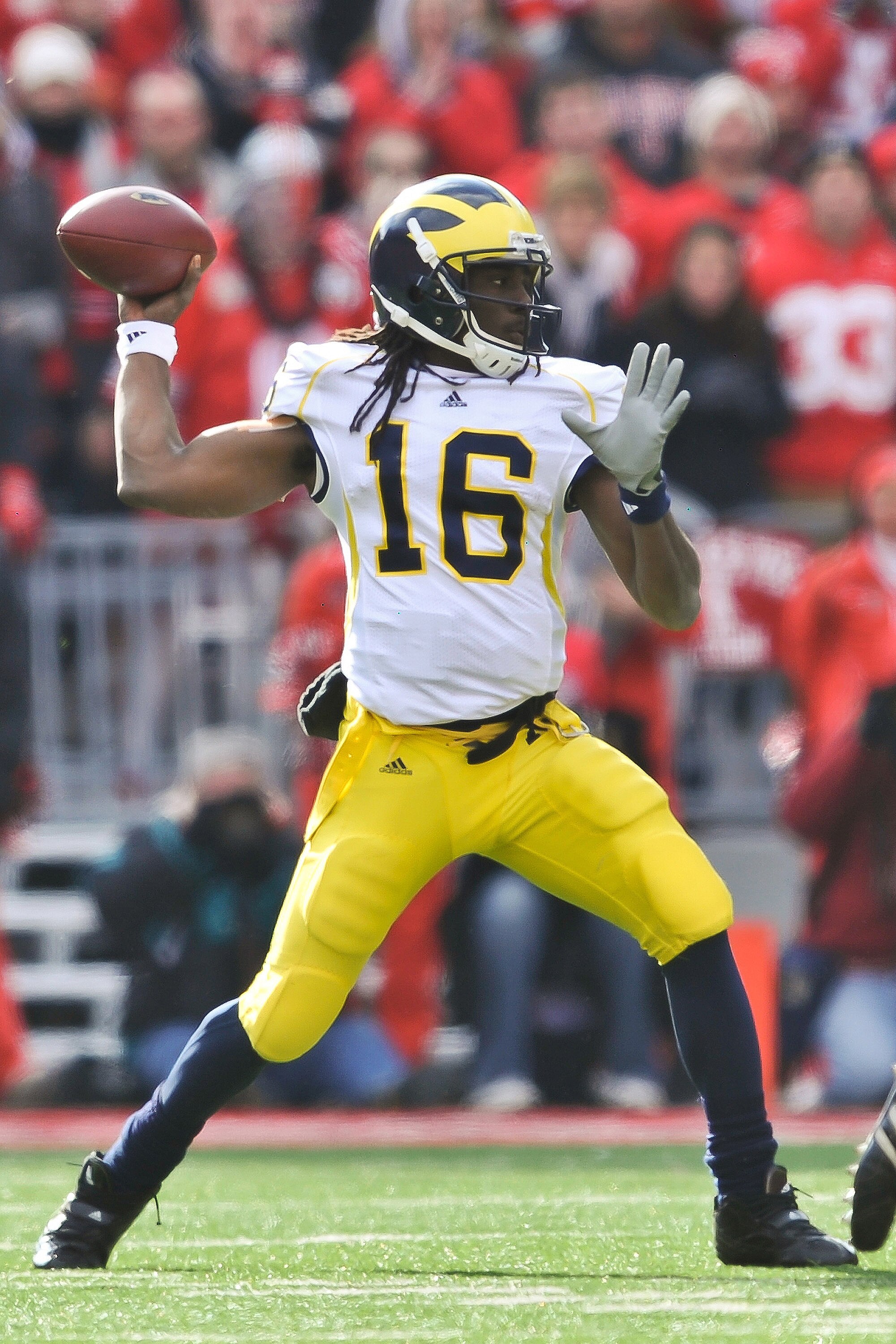 COLUMBUS, OH - NOVEMBER 27: Quarterback Denard Robinson #16 of the Michigan Wolverines drops back to pass against the Ohio State Buckeyes at Ohio Stadium on November 27, 2010 in Columbus, Ohio. (Photo by Jamie Sabau/Getty Images) COLUMBUS, OH - NOVEMBER 27: Quarterback Denard Robinson #16 of the Michigan Wolverines drops back to pass against the Ohio State Buckeyes at Ohio Stadium on November 27, 2010 in Columbus, Ohio. (Photo by Jamie Sabau/Getty Images)