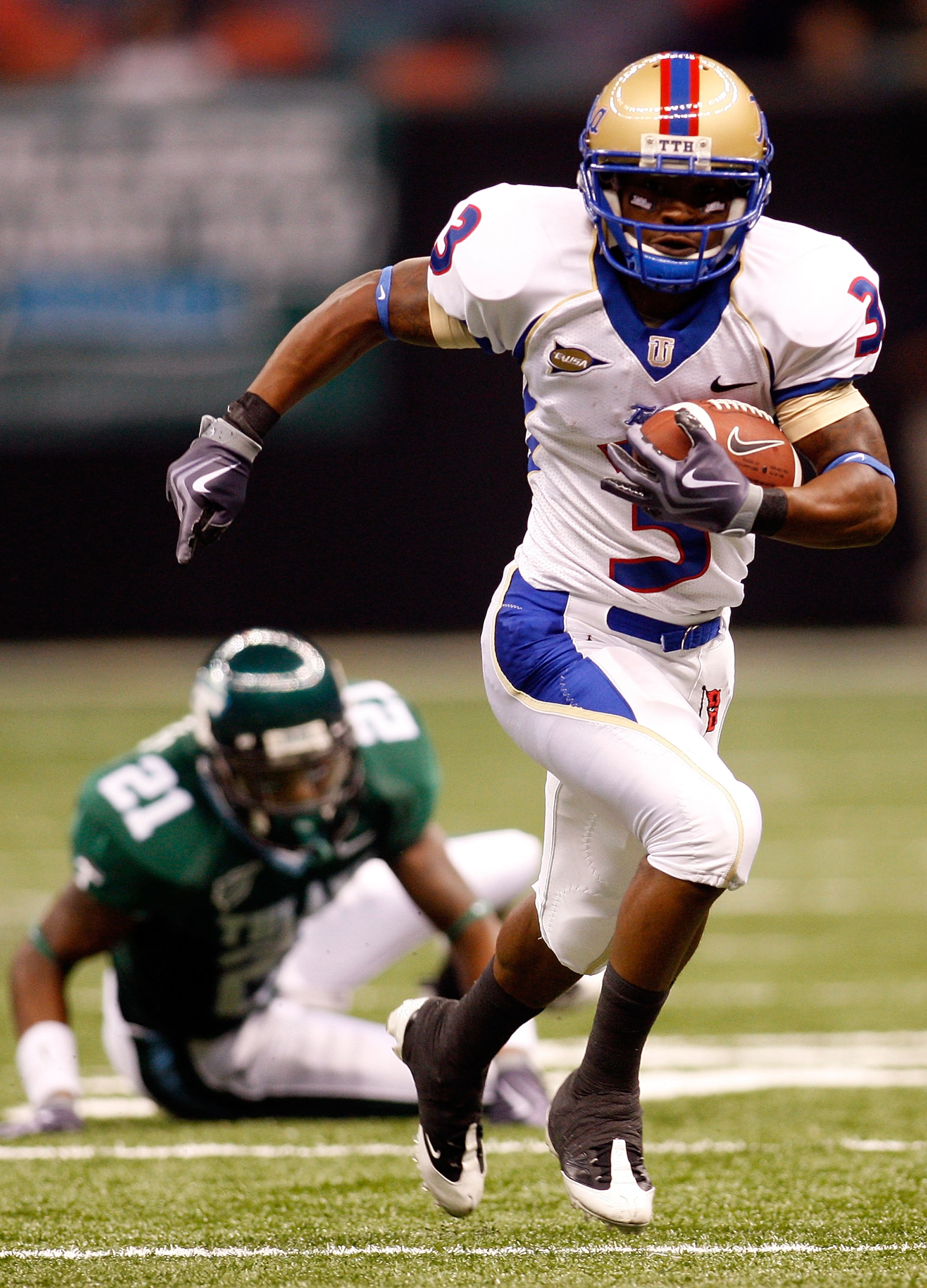 NEW ORLEANS - SEPTEMBER 04: Damaris Johnson #3 of the Tulsa Golden Hurricanes runs past Charles Harris #21 of the Tulane Green Wave at the Louisiana Superdome on September 4, 2009 in New Orleans, Louisiana. (Photo by Chris Graythen/Getty Images) NEW ORLEANS - SEPTEMBER 04: Damaris Johnson #3 of the Tulsa Golden Hurricanes runs past Charles Harris #21 of the Tulane Green Wave at the Louisiana Superdome on September 4, 2009 in New Orleans, Louisiana. (Photo by Chris Graythen/Getty Images)