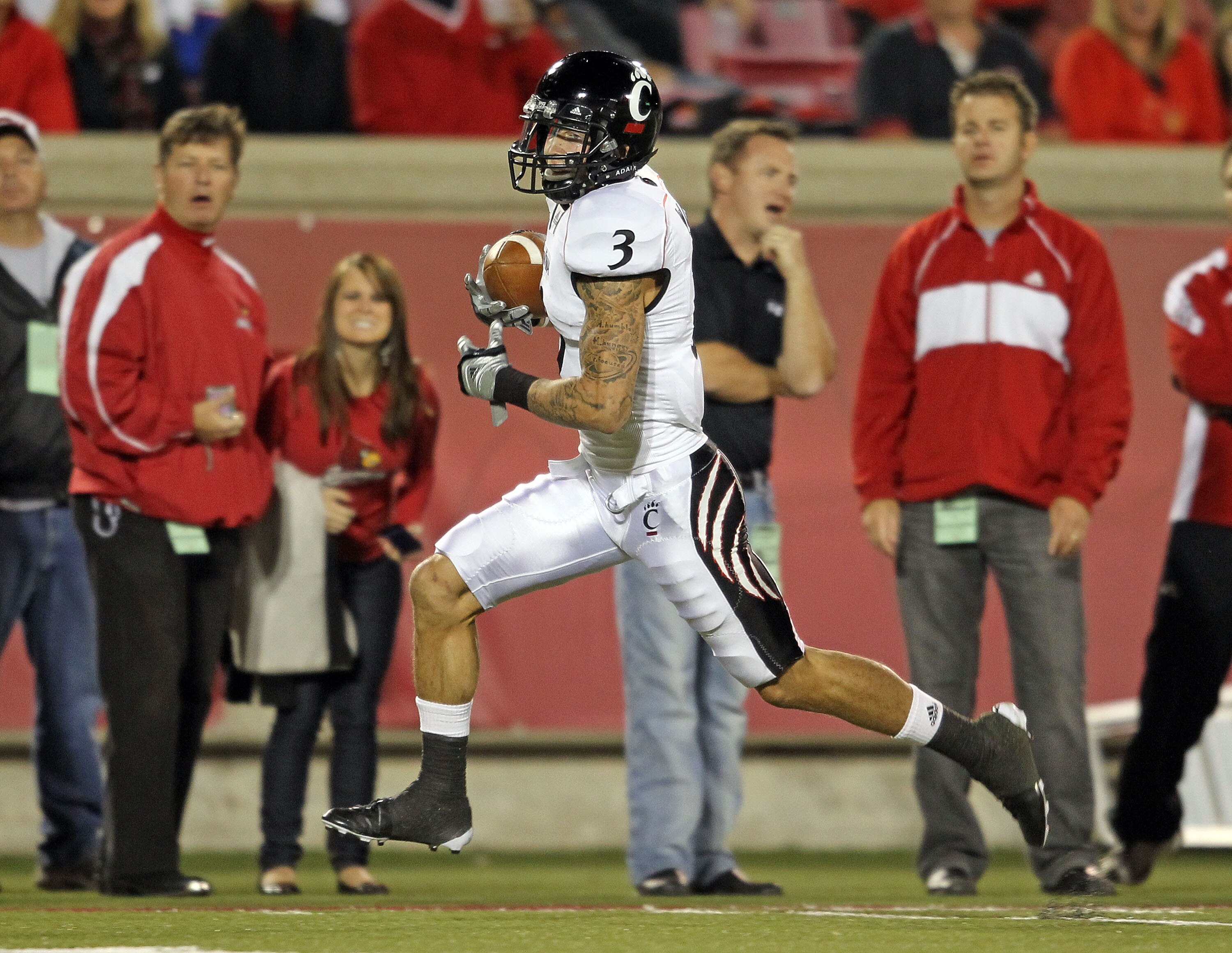 LOUISVILLE, KY - OCTOBER 15: D J Woods #3 of the Cincinnati Bearcats runs for a touchdown during the Big East Conference game against the Louisville Cardinals at Papa John's Cardinal Stadium on October 15, 2010 in Louisville, Kentucky. (Photo by Andy Ly LOUISVILLE, KY - OCTOBER 15: D J Woods #3 of the Cincinnati Bearcats runs for a touchdown during the Big East Conference game against the Louisville Cardinals at Papa John's Cardinal Stadium on October 15, 2010 in Louisville, Kentucky. (Photo by Andy Ly