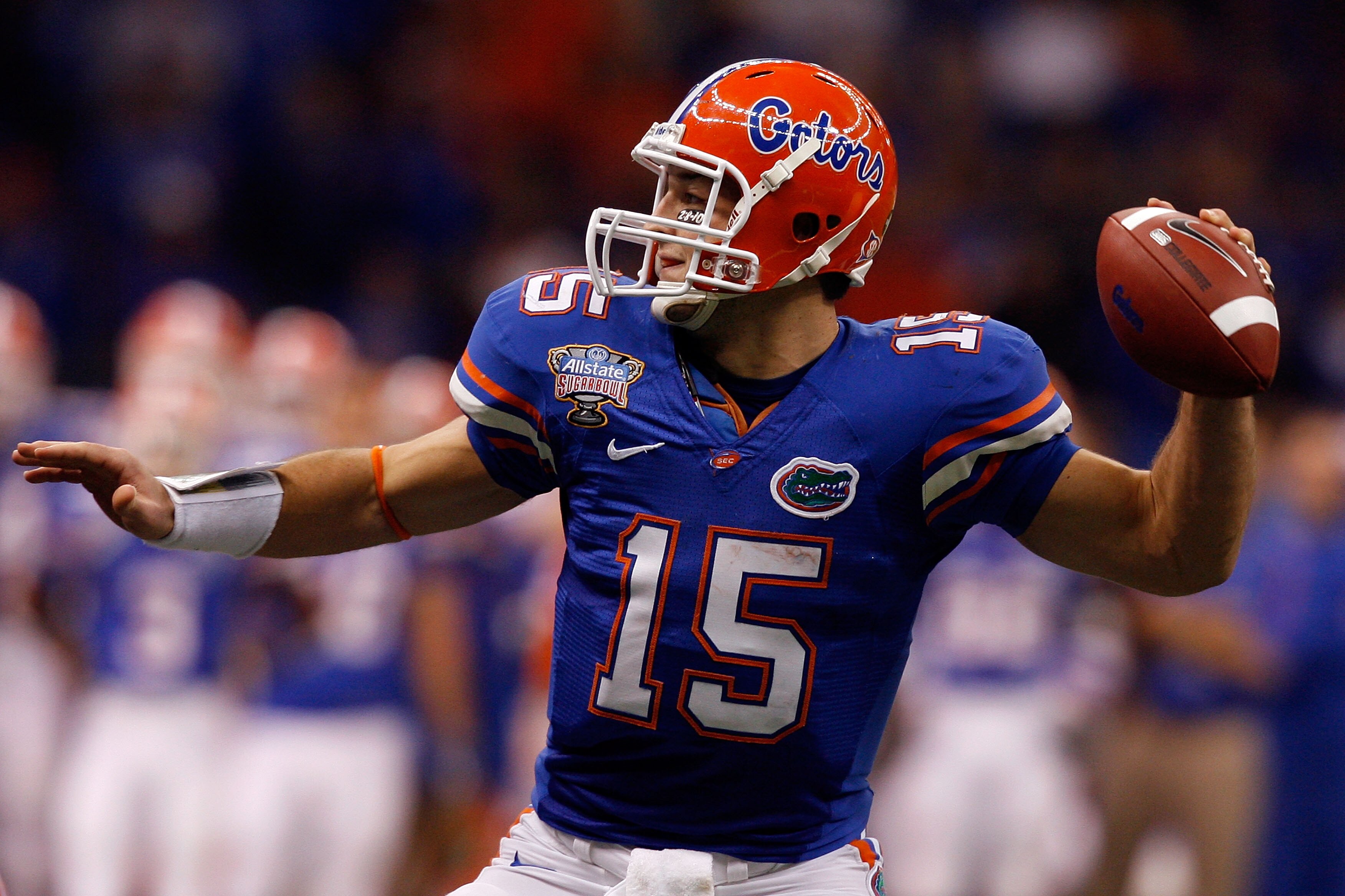 NEW ORLEANS - JANUARY 01:  Quarterback Tim Tebow #15 of the Florida Gators throws a pass against the Cincinnati Bearcats during the Allstate Sugar Bowl at the Louisana Superdome on January 1, 2010 in New Orleans, Louisiana.  (Photo by Matthew Stockman/Get