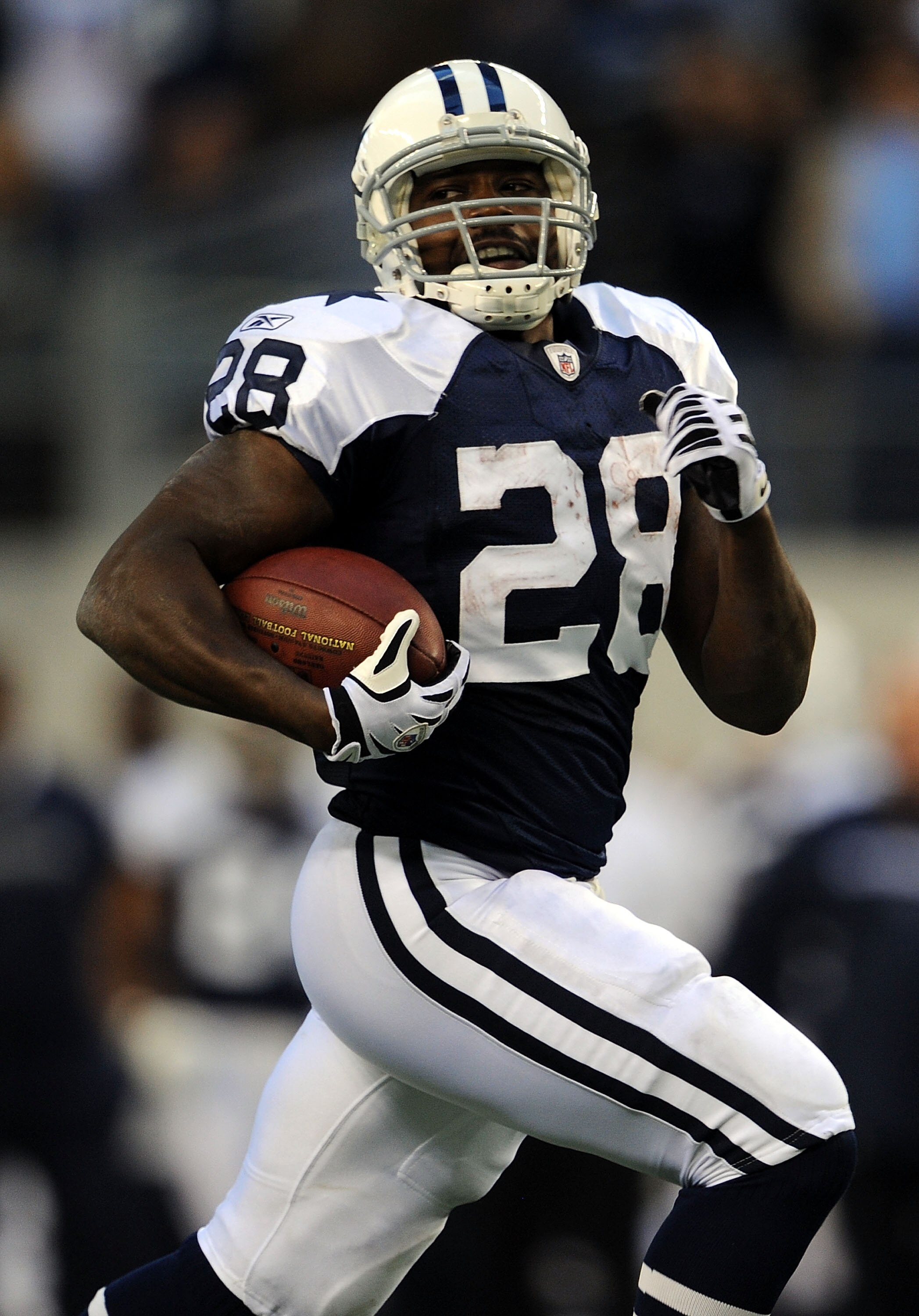ARLINGTON, TX - NOVEMBER 26:  Running back Felix Jones #28 of the Dallas Cowboys runs for a touchdown against the Oakland Raiders at Cowboys Stadium on November 26, 2009 in Arlington, Texas.  (Photo by Ronald Martinez/Getty Images)