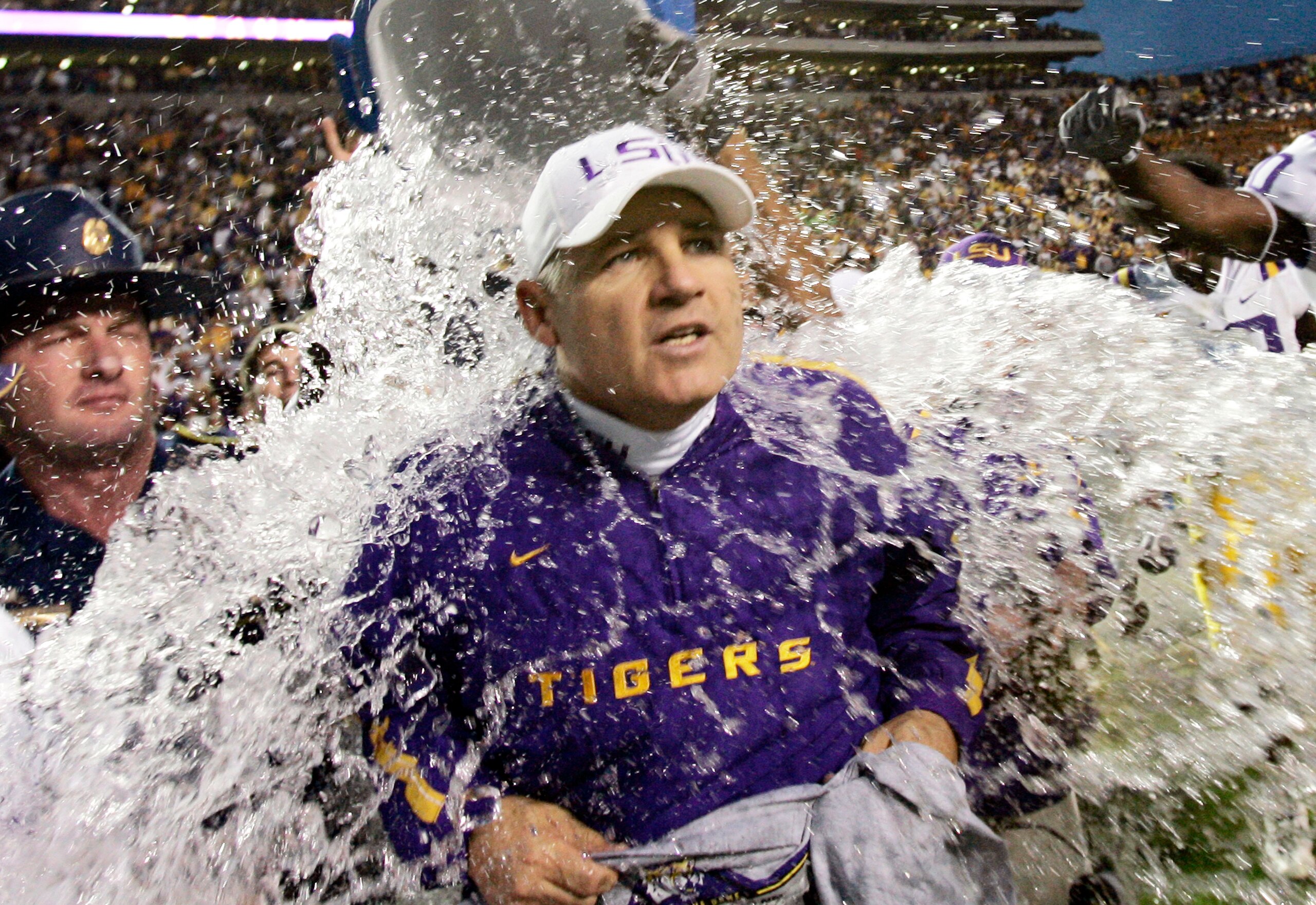 BATON ROUGE, LA - NOVEMBER 25:  Head coach Les Miles of the LSU Tigers gets drenched by a cooler of ice water after defeating the Arkansas Razorbacks 19-17 on November 25, 2005 at Tiger Stadium in Baton Rouge, Louisiana.  (Photo by Chris Graythen/Getty Im