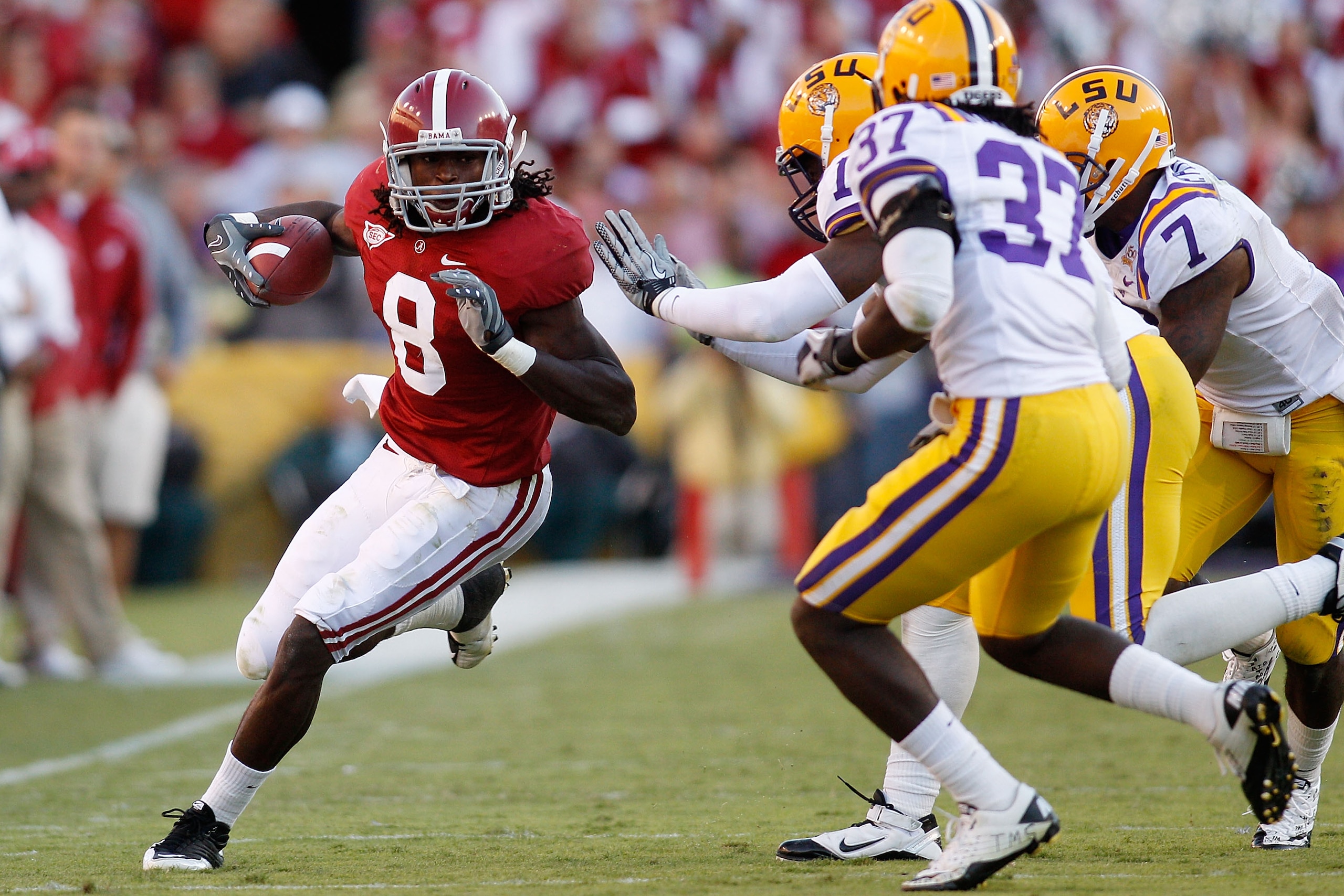 BATON ROUGE, LA - NOVEMBER 06:  Julio Jones #8 of the Alabama Crimson Tide avoids a tackle by Patrick Peterson #7 of the Louisiana State University Tigers at Tiger Stadium on November 6, 2010 in Baton Rouge, Louisiana.  The Tigers defeated the Crimson Tid