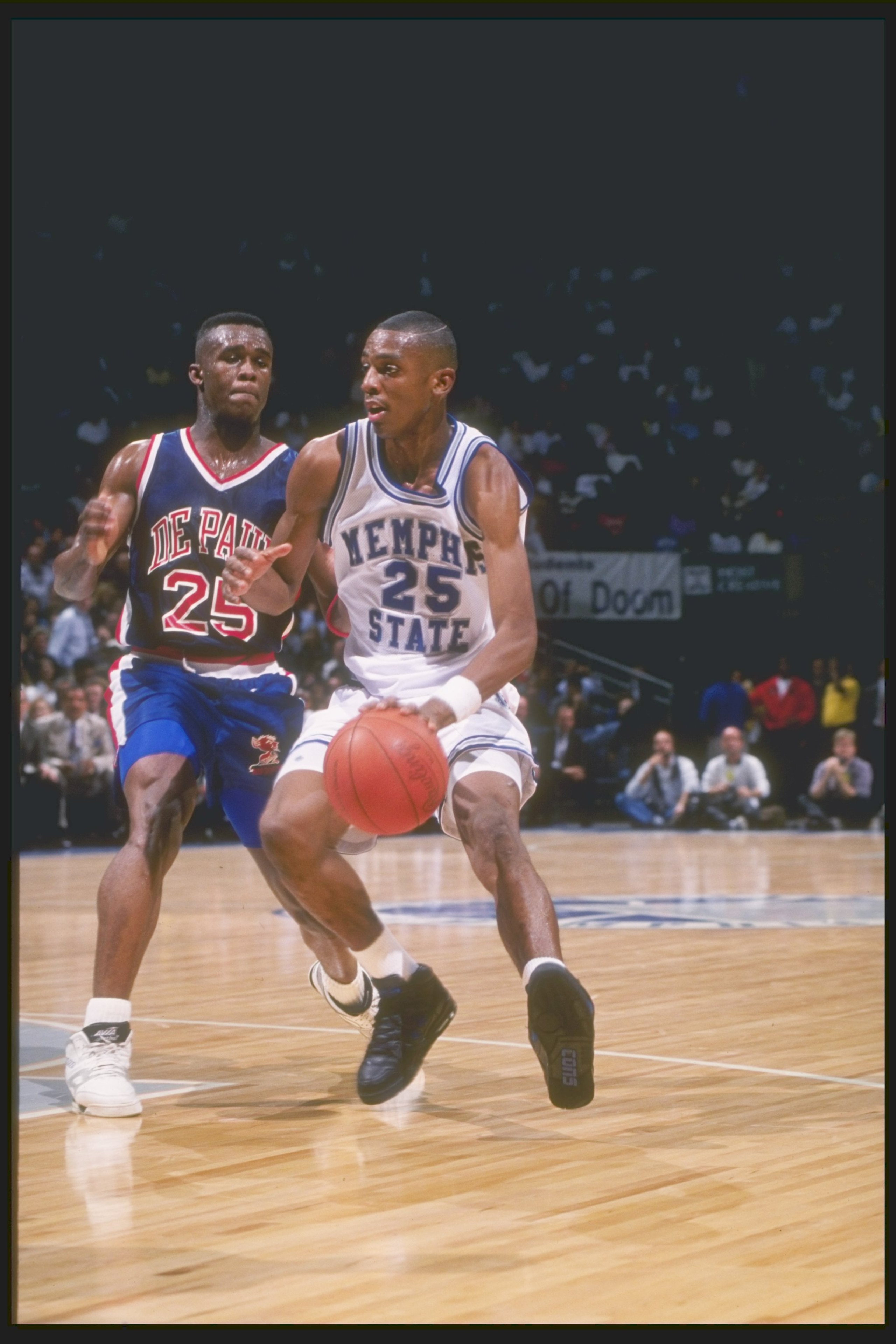 1992:  Guard Anfernee Hardaway of the Memphis State Tigers dribbles the ball down the court during a game against the DePaul Blue Demons at the Pyramid in Memphis, Tennessee.  Mandatory Credit: Allsport  /Allsport