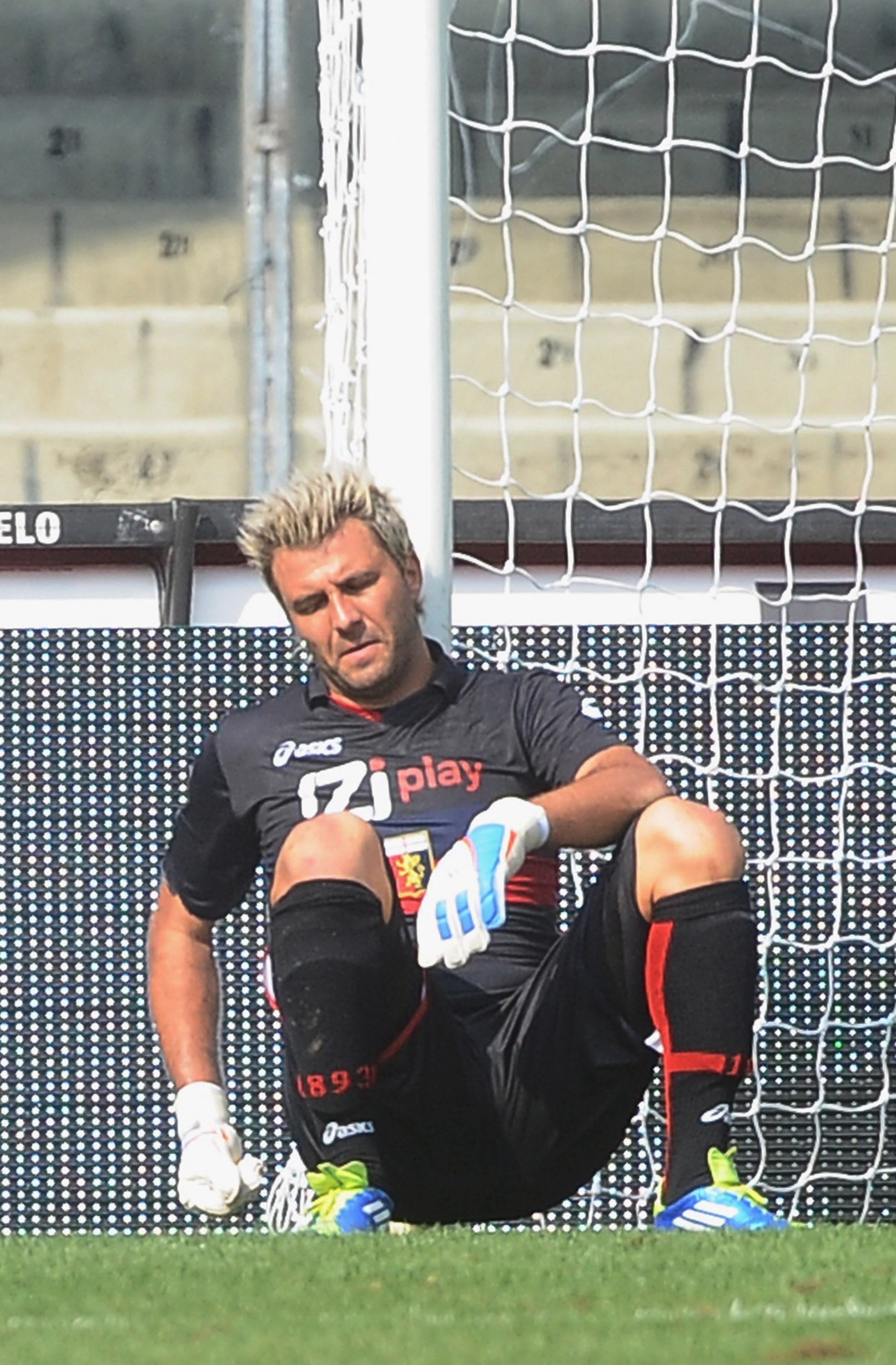 VERONA, ITALY - SEPTEMBER 25:  Goalkeeper Sebastien Frey of CFC Genoa appears dejected after defeat in the Serie A match between AC Chievo Verona and Genoa CFC at Stadio Marc'Antonio Bentegodi on September 25, 2011 in Verona, Italy.  (Photo by Mario Carli