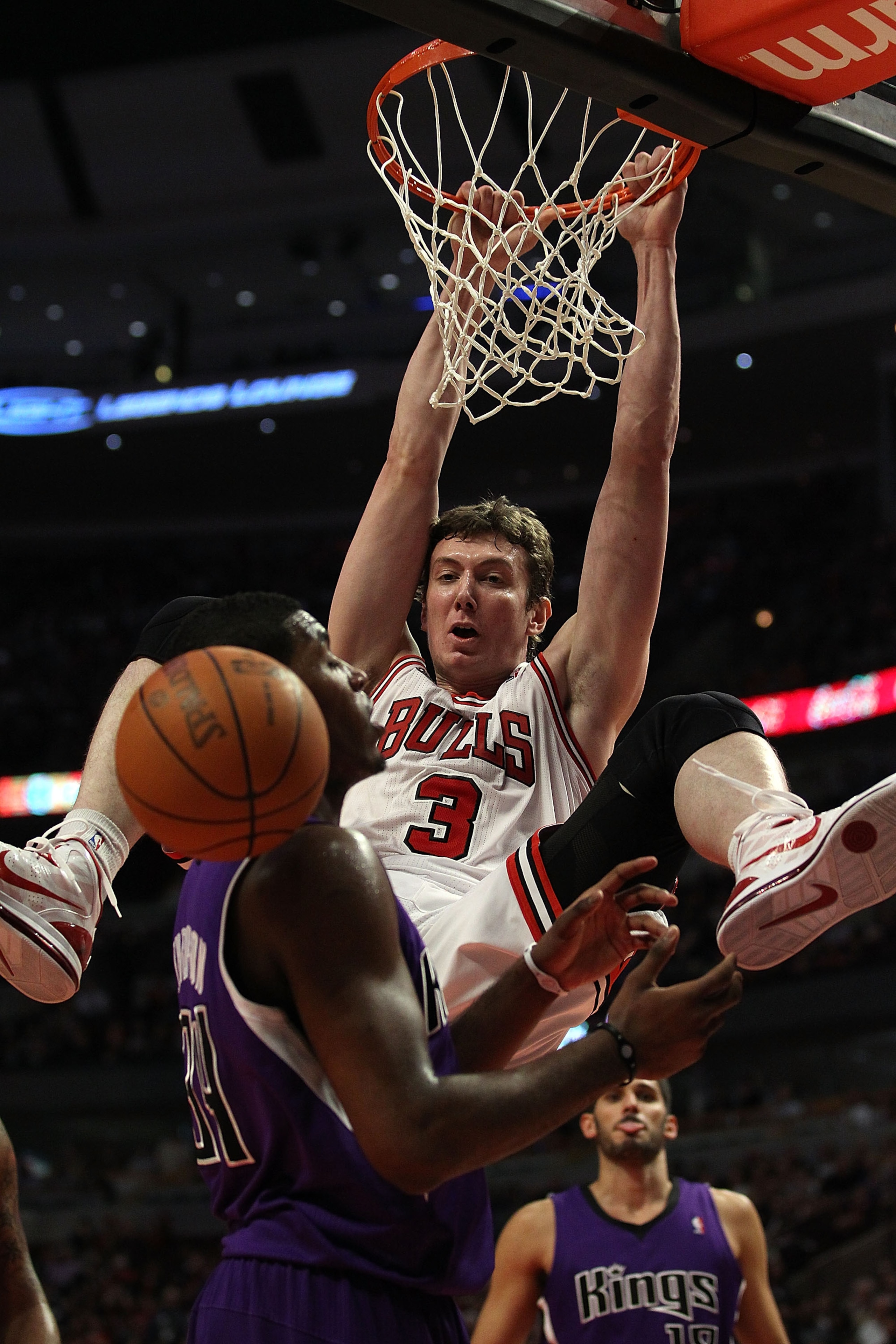 CHICAGO, IL - MARCH 21: Omer Asik #3 of the Chicago Bulls dunks the ball over Jason Thompson #34 of the Sacramento Kings at the United Center on March 21, 2011 in Chicago, Illinois. The Bulls defeated the Kings 132-92. NOTE TO USER: User expressly acknowl CHICAGO, IL - MARCH 21: Omer Asik #3 of the Chicago Bulls dunks the ball over Jason Thompson #34 of the Sacramento Kings at the United Center on March 21, 2011 in Chicago, Illinois. The Bulls defeated the Kings 132-92. NOTE TO USER: User expressly acknowl