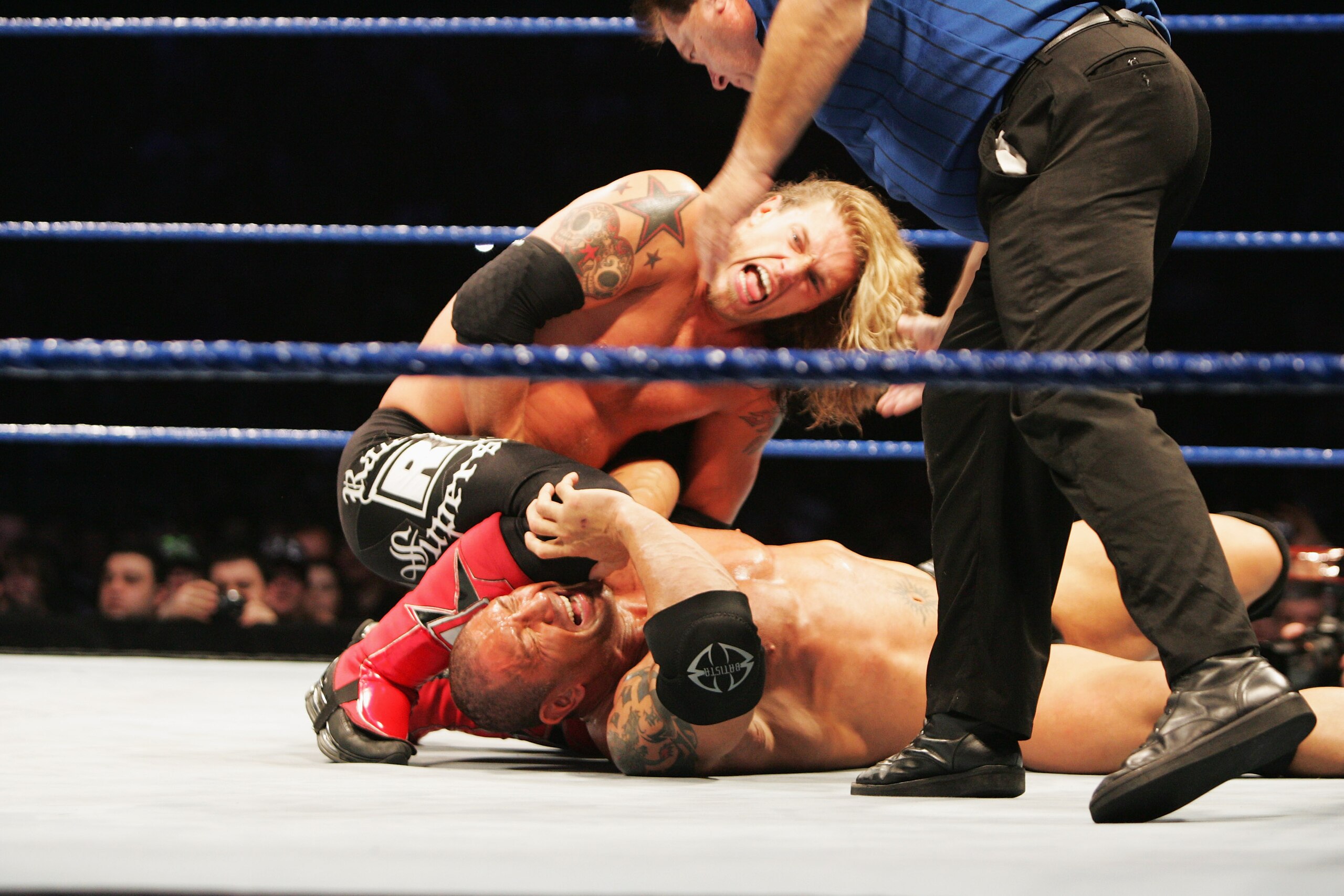 SYDNEY, AUSTRALIA - JUNE 15:  World Heavyweight Champion Edge puts a knee to the head of Batista during WWE Smackdown at Acer Arena on June 15, 2008 in Sydney, Australia.  (Photo by Gaye Gerard/Getty Images)
