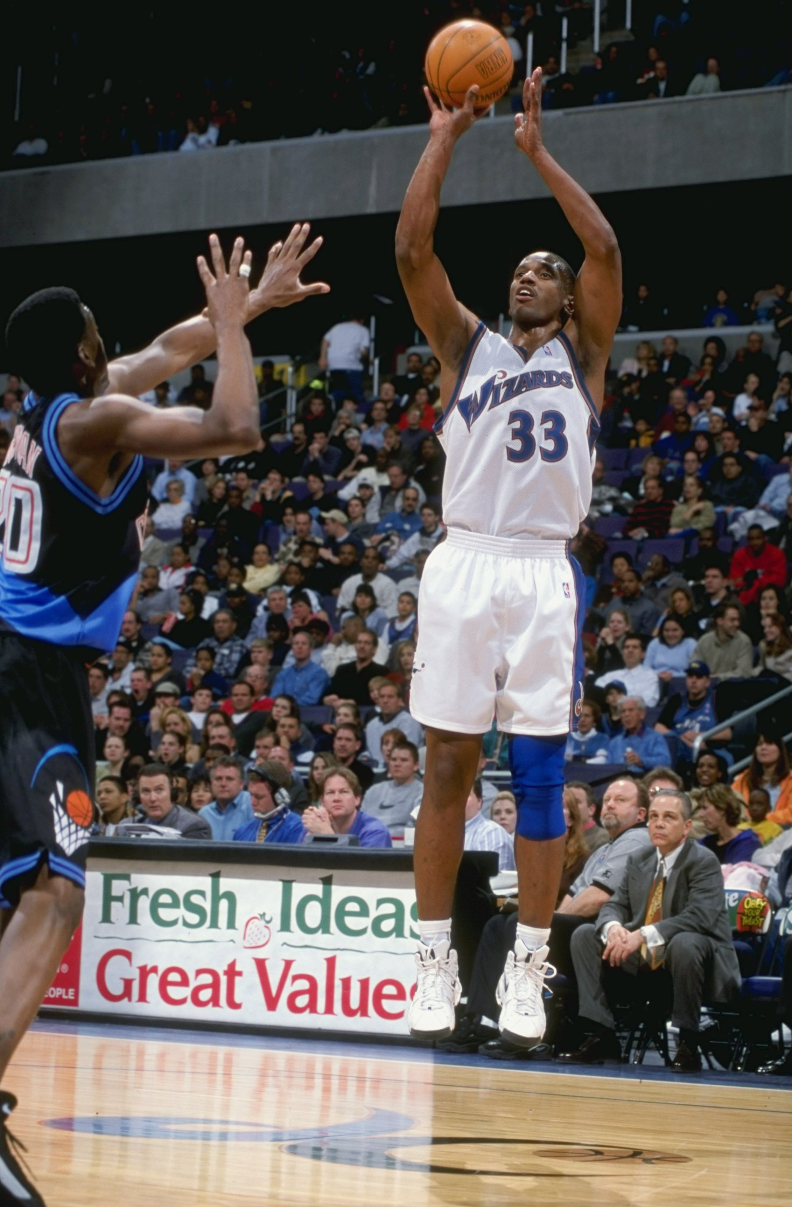 20 Mar 1999:  Otis Thorpe #33 of the Washington Wizards shooting the ball during the game against the Cleveland Cavaliers at the MCI Center in Washington, D.C. The Wizards defeated the Cavaliers 113-83.   Mandatory Credit: Doug Pensinger  /Allsport