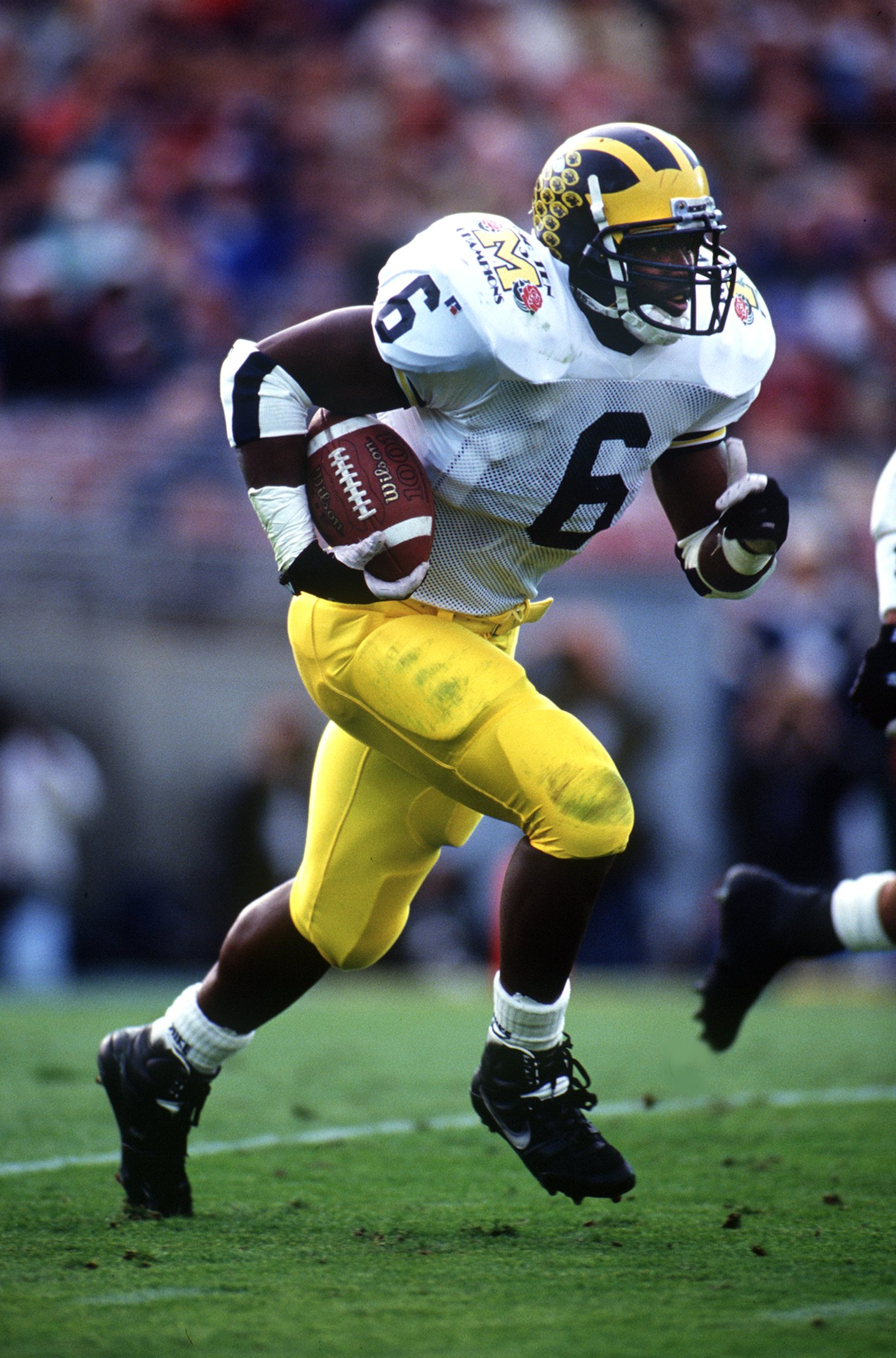 MICHIGAN RUNNING BACK TYRONE WHEATLEY CARRIES THE FOOTBALL DURING THE WOLVERINES 38-31 VICTORY OVER THE WASHINGTON HUSKIES IN THE 1993 ROSE BOWL.