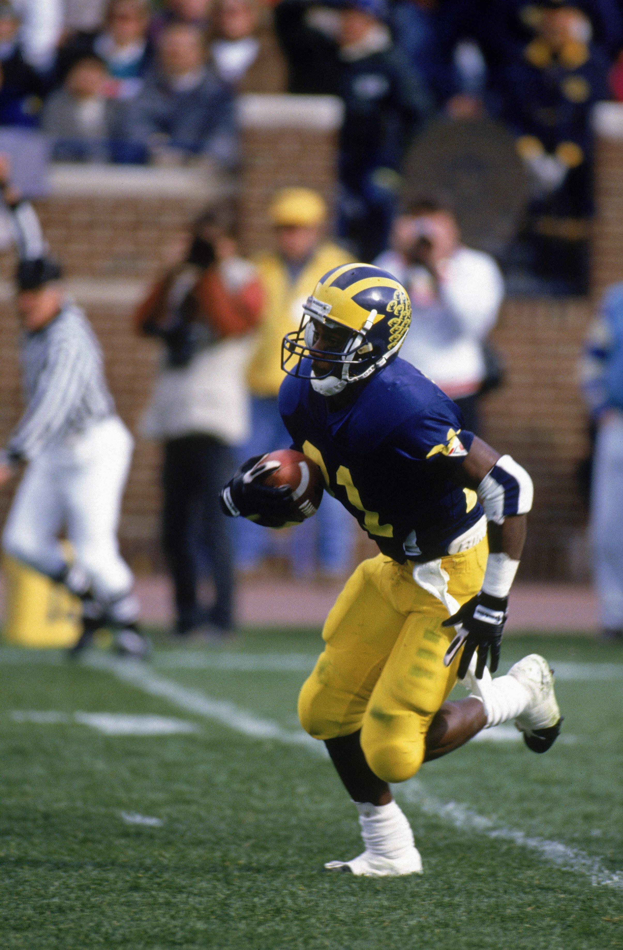 SEPTEMBER 19:  Desmond Howard #21 of the Michigan Wolverines runs with the ball during game against the Indiana Hoosiers on September 19, 1991 in Ann Arbor, Michigan.  Wolverines won 24 -16. (Photo by Jonathan Daniel/Getty Images)