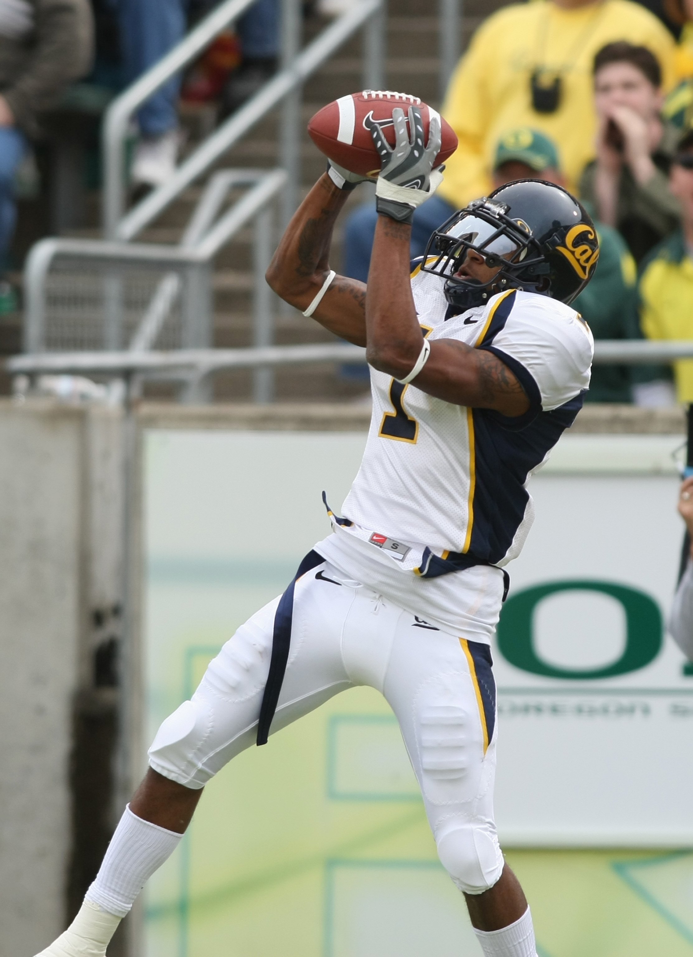 EUGENE, CA - SEPTEMBER 29:  DeSean Jackson #1 of the California Golden Bears scores a touchdown against  the Oregon Ducks at Autzen Stadium on September 29, 2007 in Eugene, Oregon.  (Photo by Jonathan Ferrey/Getty Images)