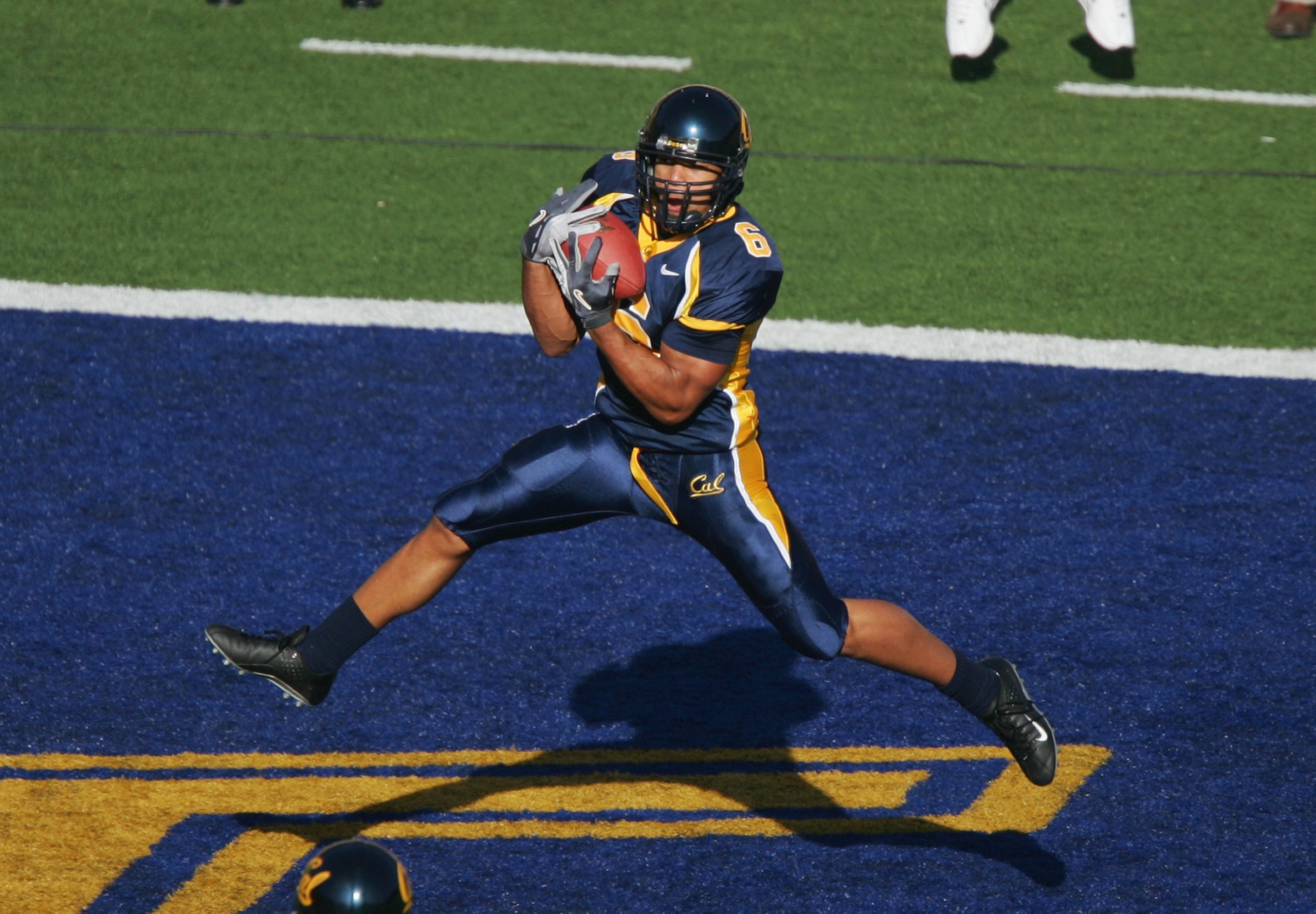 BERKELEY, CA - NOVEMBER 6:  Geoff McArthur #6 of the California Golden Bears catches a pass in the endzone during the game against the Oregon Ducks at Memorial Stadium on November 6, 2004 in Berkeley, California. The Bears defeated the Ducks 28-27.  (Phot