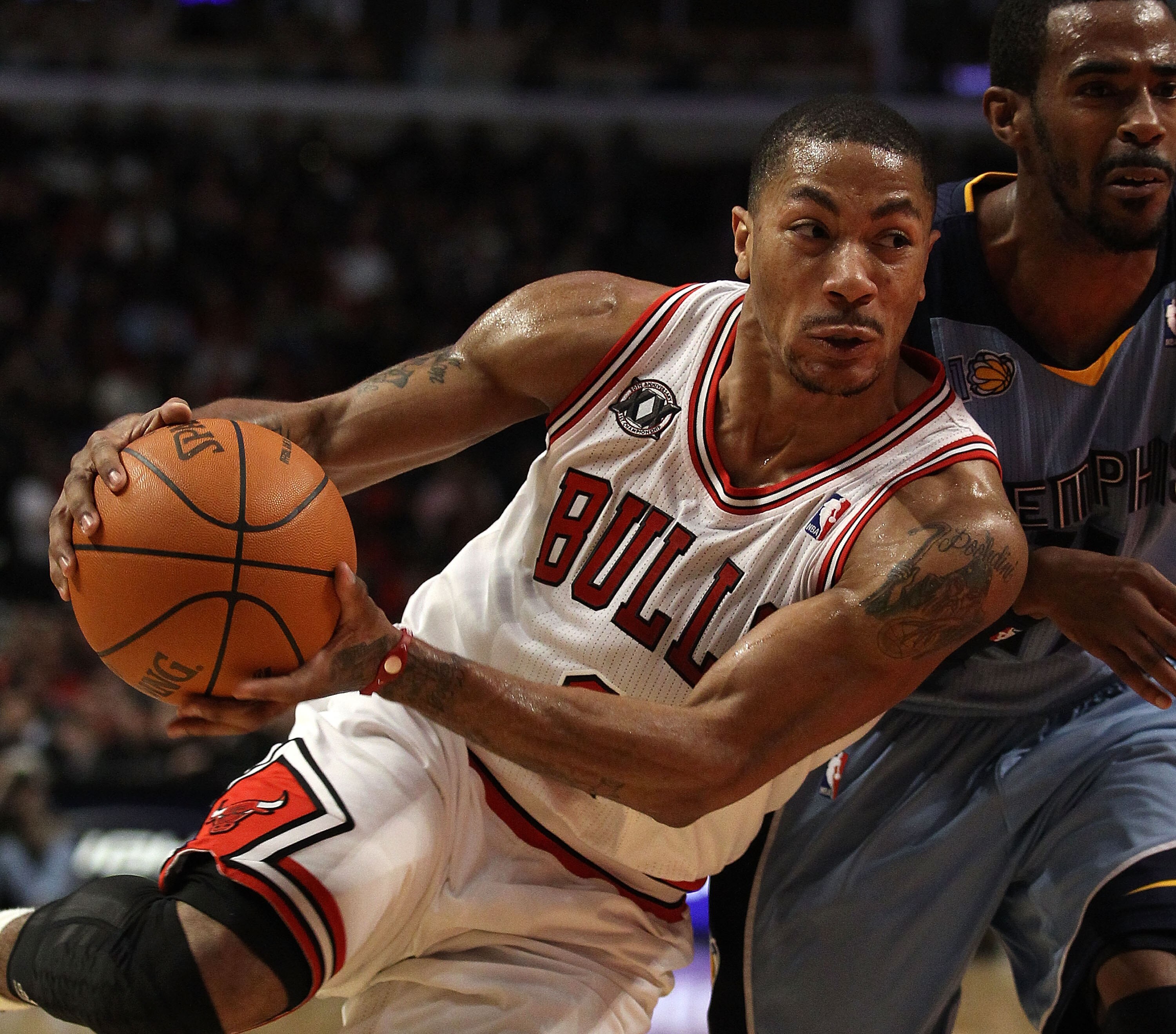 CHICAGO, IL - MARCH 25: Derrick Rose #1 of the Chicago Bulls drives against Mike Conley #11 of the Memphis Grizzlies at the United Center on March 25, 2011 in Chicago, Illinois. The Bulls defeated the Grizzlies 99-96. NOTE TO USER: User expressly acknowle