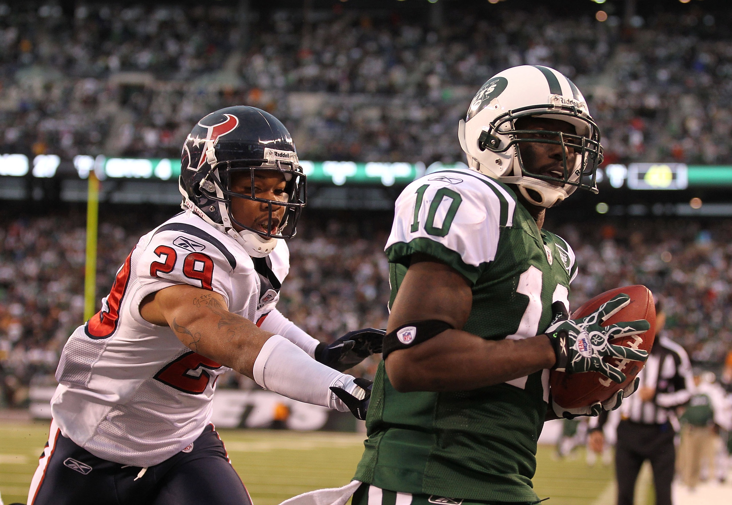 EAST RUTHERFORD, NJ - NOVEMBER 21:  Santonio Holmes #10 of the New York Jets scores the winning  touchdown against Glover Quin #29 of the Houston Texans during the fourth quarter of their game on November 21, 2010 at the New Meadowlands Stadium in East Ru