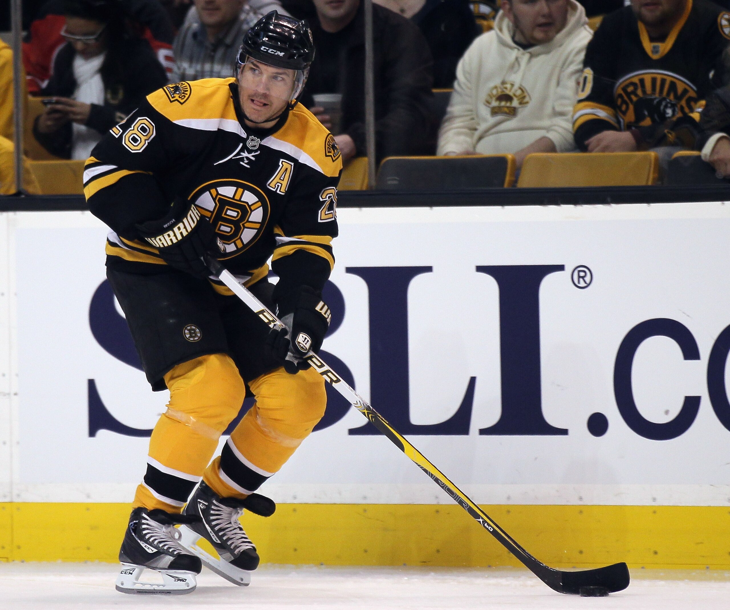 BOSTON - NOVEMBER 15:  Mark Recchi #28 of the Boston Bruins looks to pass against the New Jersey Devils on November 15, 2010 at the TD Garden in Boston, Massachusetts.  (Photo by Elsa/Getty Images)