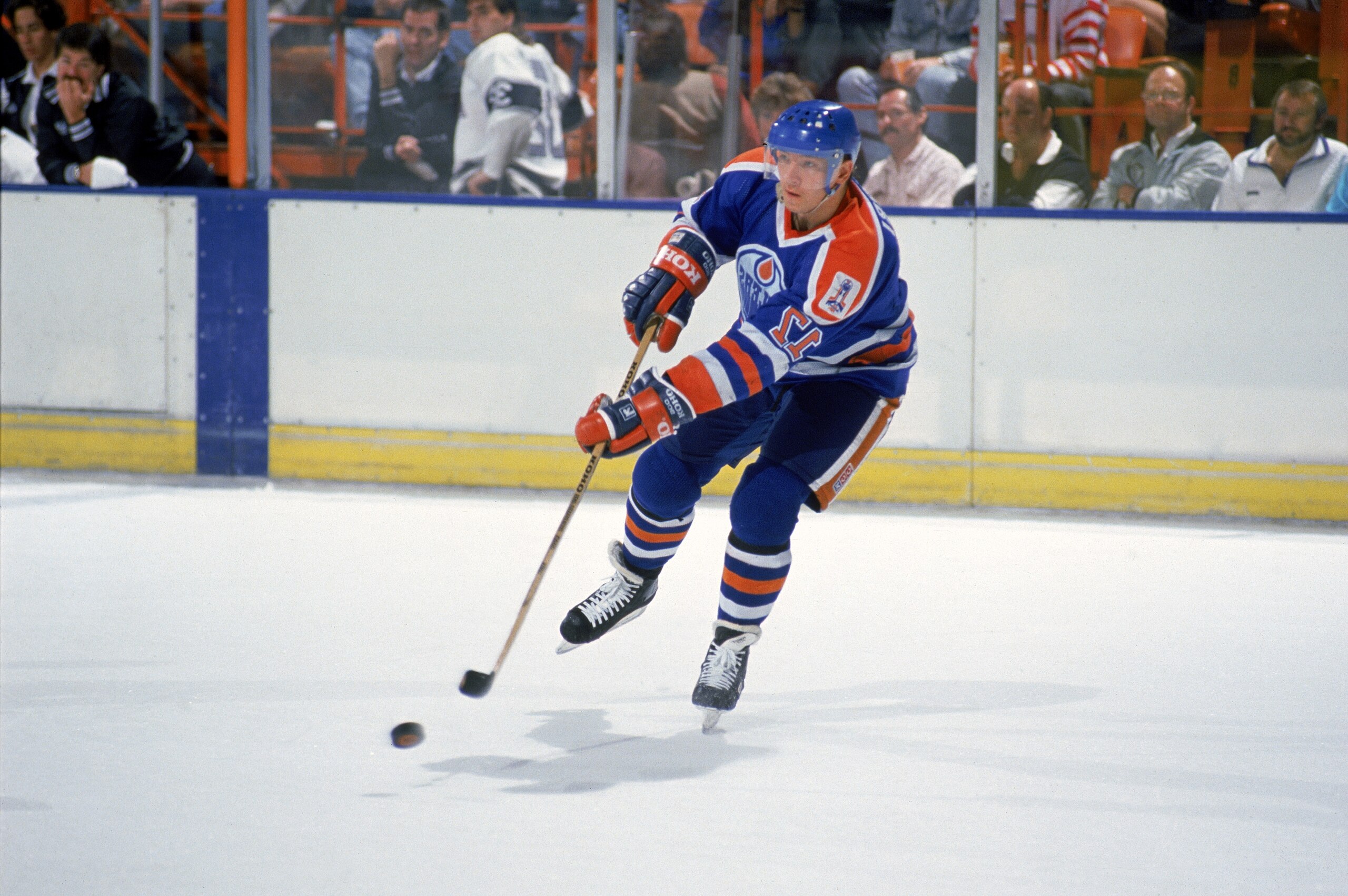 INGLEWOOD, CA - 1989:  Right wing Jari Kurri #17 of the Edmonton Oilers passes the puck against the Los Angeles Kings during the 1989-90 season at the Great Western Forum in Inglewood, California.  (Photo by Mike Powell/Getty Images)
