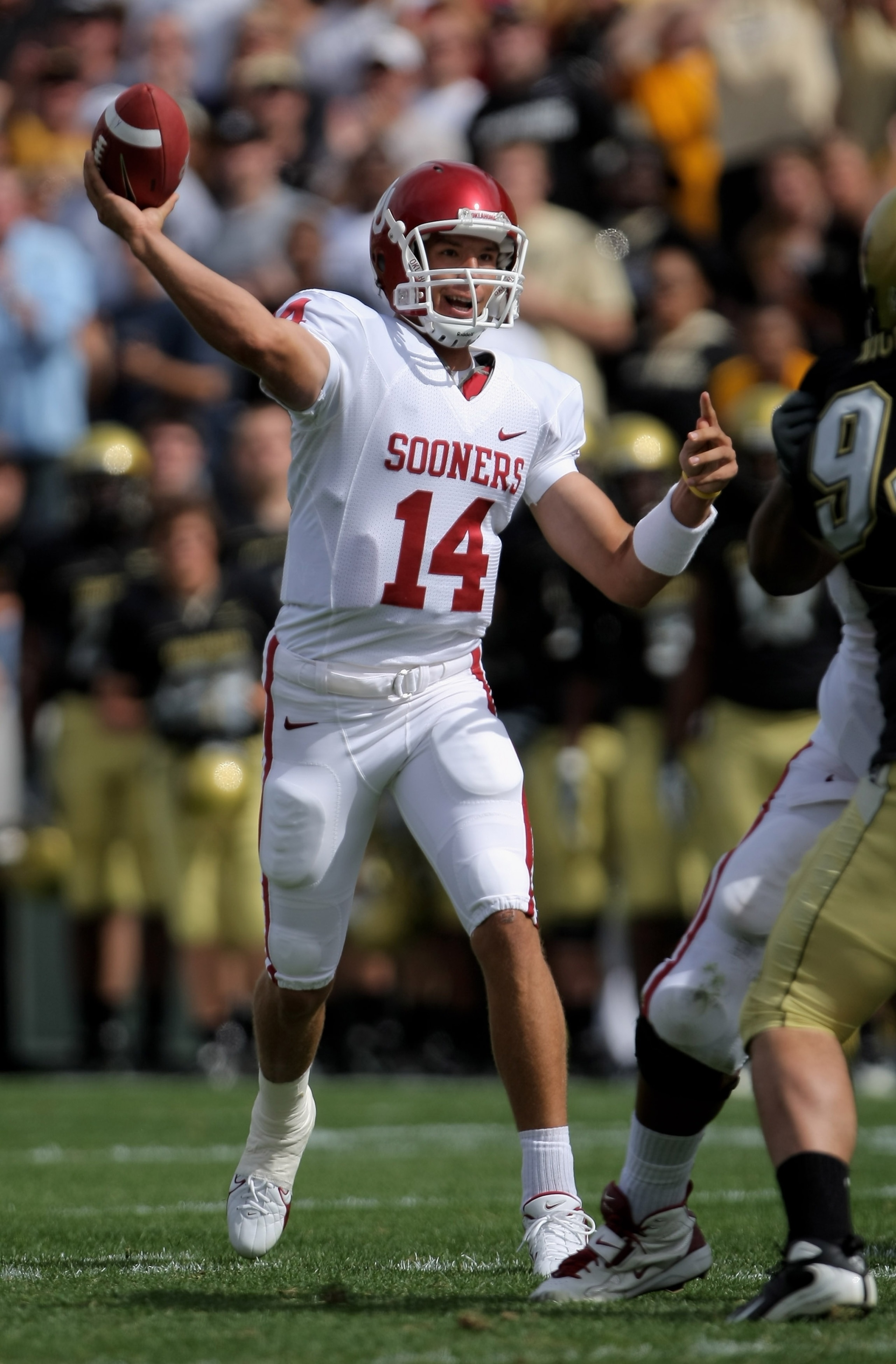 BOULDER, CO - SEPTEMBER 29:  Quarterback Sam Bradford #14 of the Oklahoma Sooners delivers a touchdown pass to Juaquin Iglesias #9 to take a 7-0 first quarter lead over the Colorado Buffaloes at Folsom Field September 29, 2007 in Boulder, Colorado.  (Phot