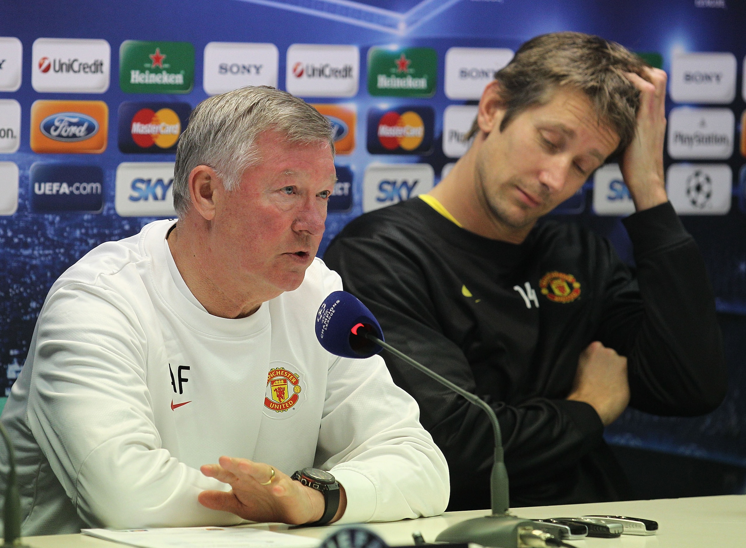 MILAN, ITALY - FEBRUARY 15:  Alex Ferguson (L) manager of Manchester United and goal keeper Edwin van der Sar speak to the media ahead of training at Stadio Giuseppe Meazza, on the eve of their UEFA Champions League Group G match against AC Milan on Febru