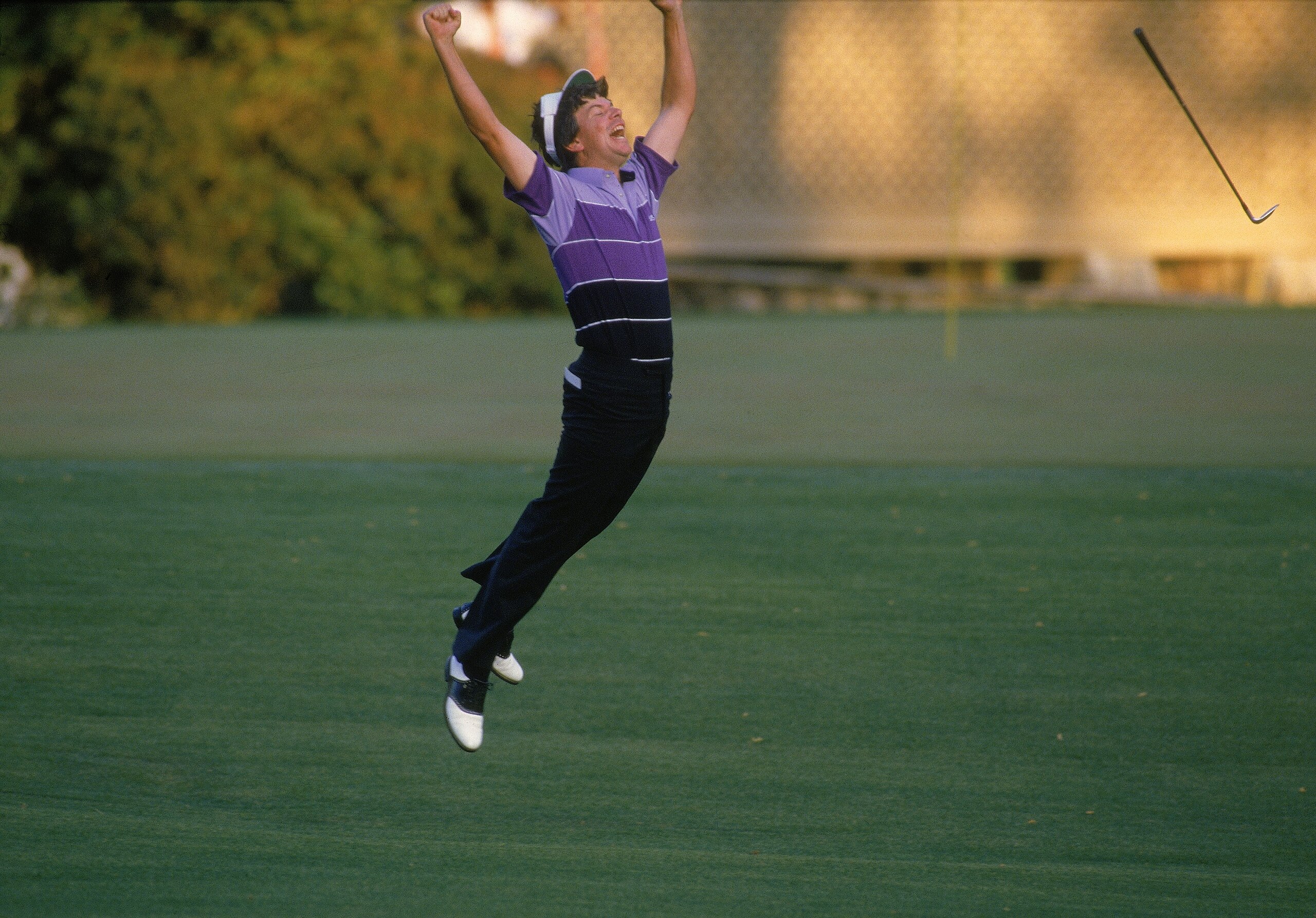 Apr 1987:  Larry Mize of the USA chips in on the second play-off hole to win the US Masters at Augusta National in Georgia, USA. \ Mandatory Credit: David Cannon /Allsport