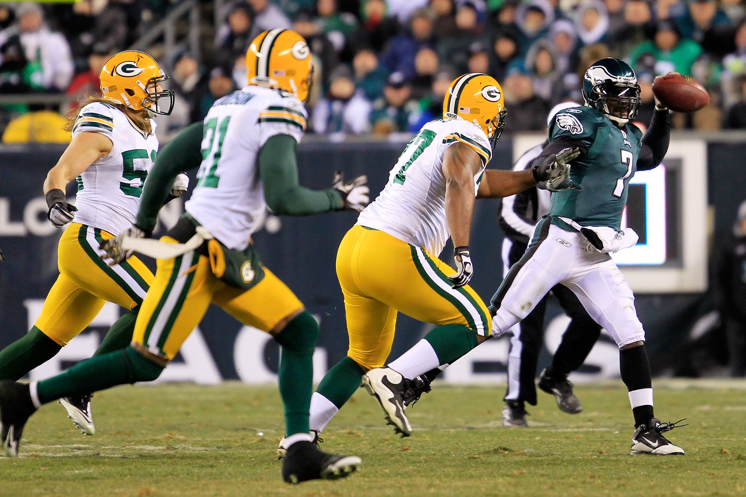 PHILADELPHIA, PA - JANUARY 09:  Michael Vick #7 of the Philadelphia Eagles scrambles against the Green Bay Packers during the 2011 NFC wild card playoff game at Lincoln Financial Field on January 9, 2011 in Philadelphia, Pennsylvania.  (Photo by Chris Tro