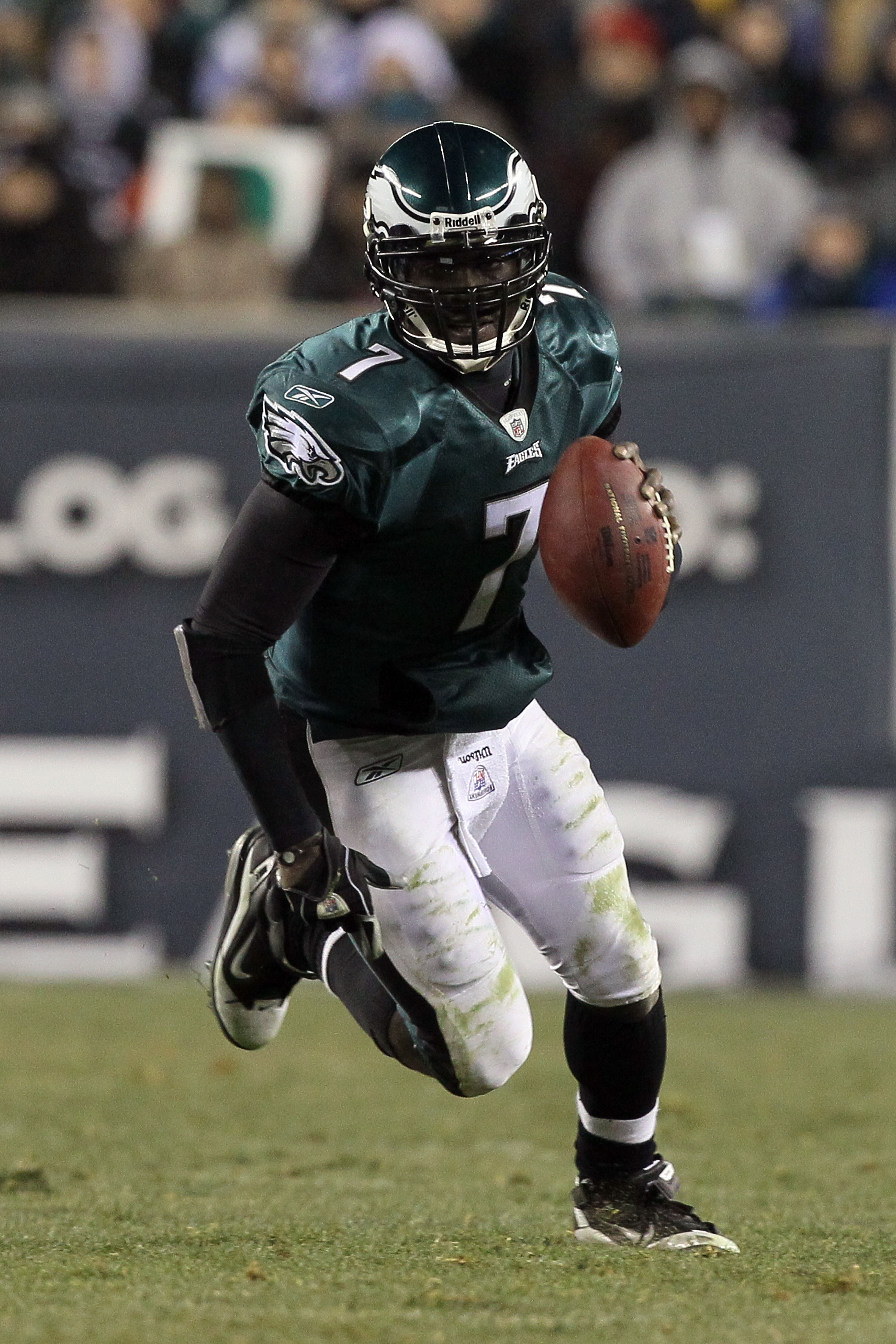 PHILADELPHIA, PA - DECEMBER 28:  Michael Vick #7 of the Philadelphia Eagles in action against the Minnesota Vikings at Lincoln Financial Field on December 26, 2010 in Philadelphia, Pennsylvania.  (Photo by Jim McIsaac/Getty Images)