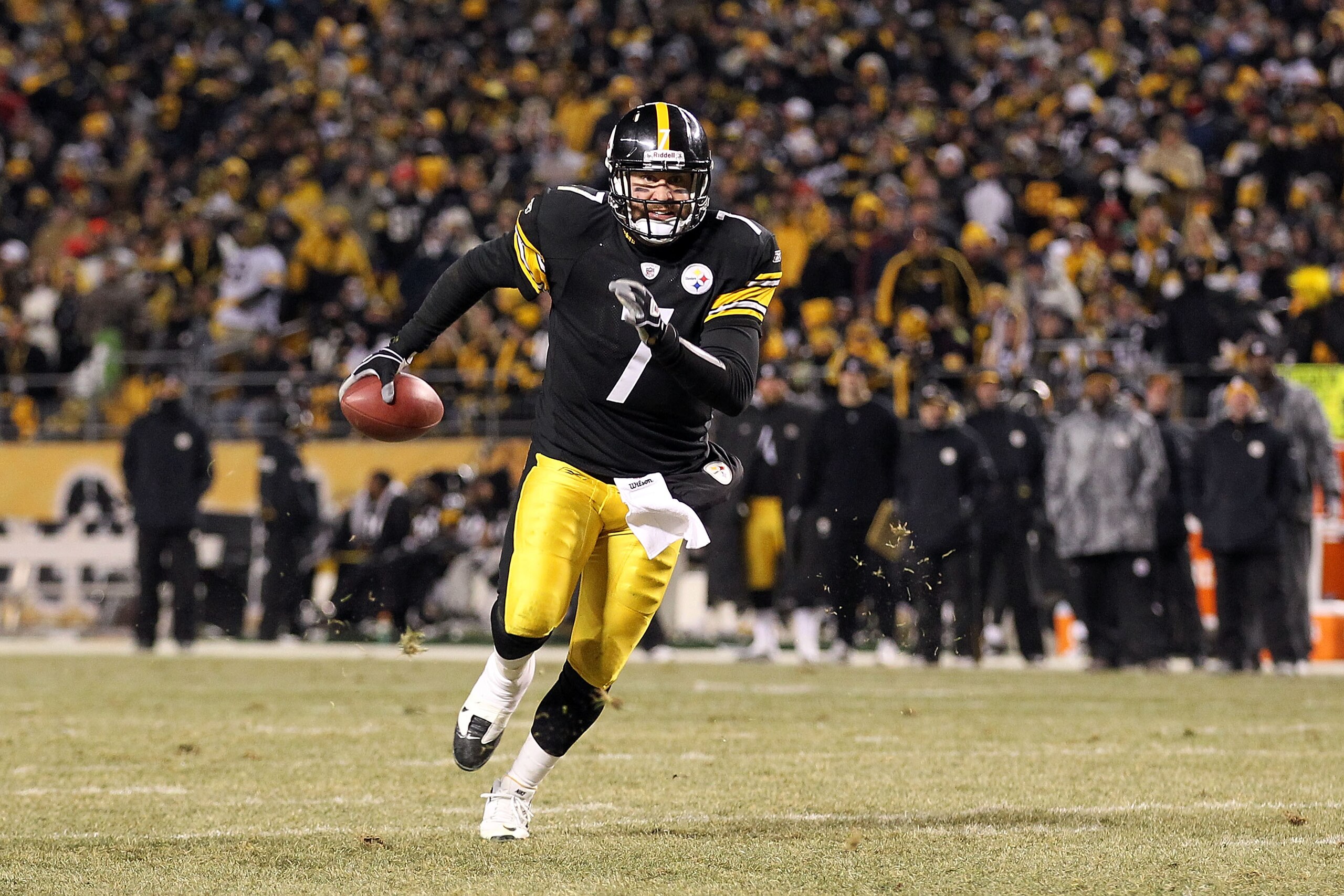 PITTSBURGH, PA - JANUARY 23:  Ben Roethlisberger #7 of the Pittsburgh Steelers runs for a second quarter touchdown against the New York Jets during the 2011 AFC Championship game at Heinz Field on January 23, 2011 in Pittsburgh, Pennsylvania.  (Photo by A