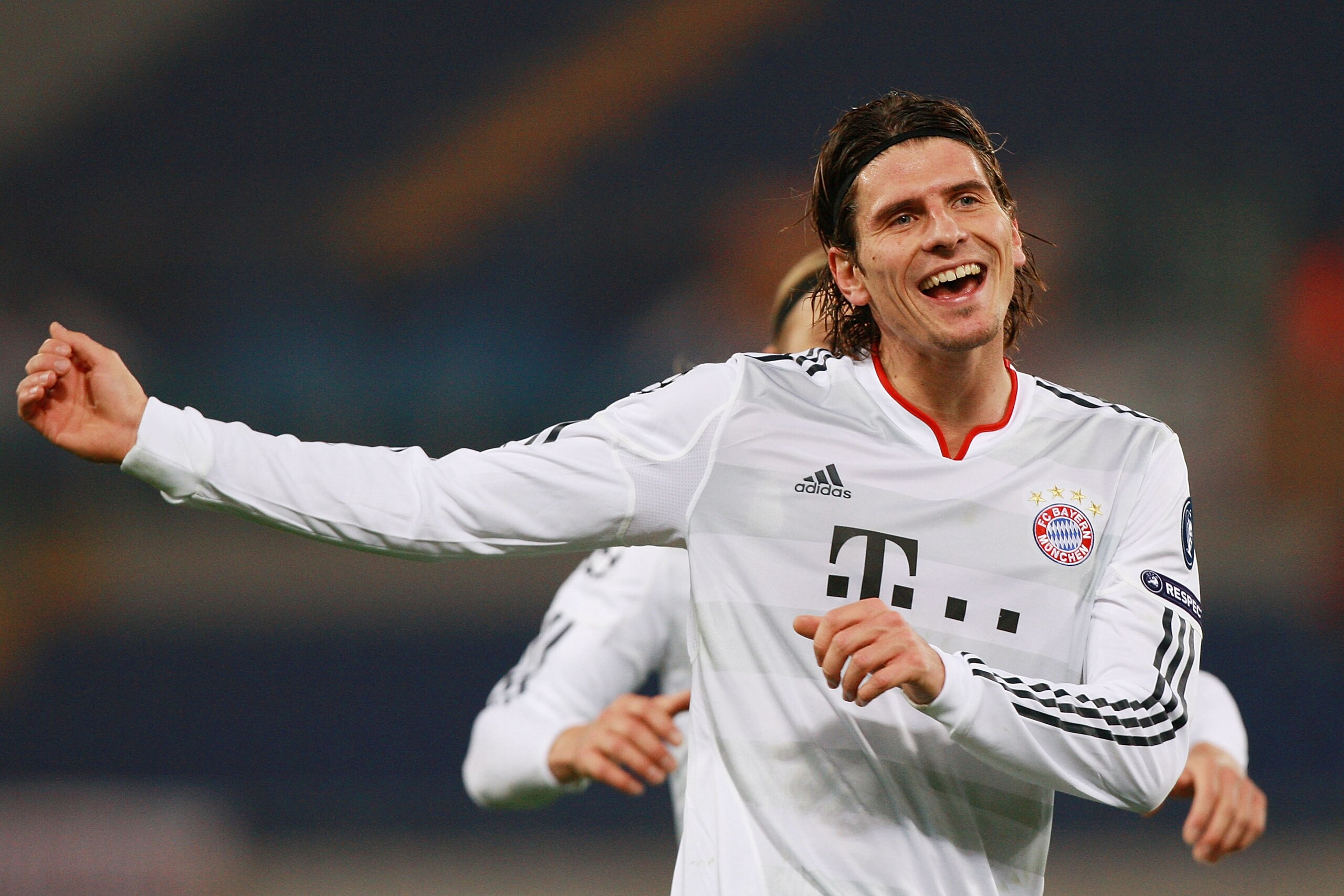 ROME - NOVEMBER 23:  Mario Gomez of  FC Bayern Muenchen celebrates after scoring the second goal during the UEFA Champions League Group E match between AS Roma and FC Bayern Muenchen at Stadio Olimpico on November 23, 2010 in Rome, Italy.  (Photo by Paolo