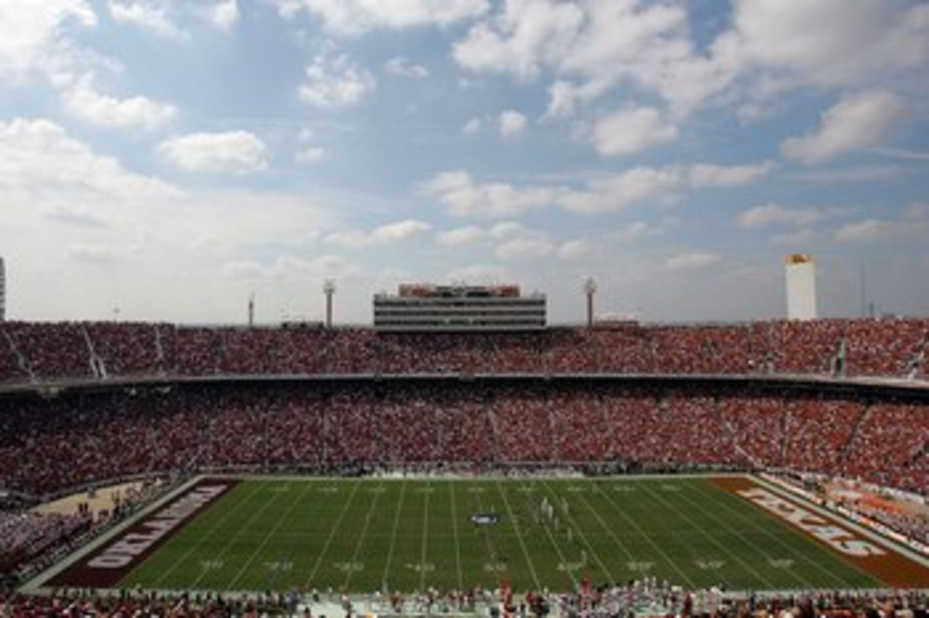 DALLAS - OCTOBER 11:  A general view of the Oklahoma Sooners and the Texas Longhorns during the Red River Rivalry at the Cotton Bowl on October 11, 2008 in Dallas, Texas.  (Photo by Ronald Martinez/Getty Images)