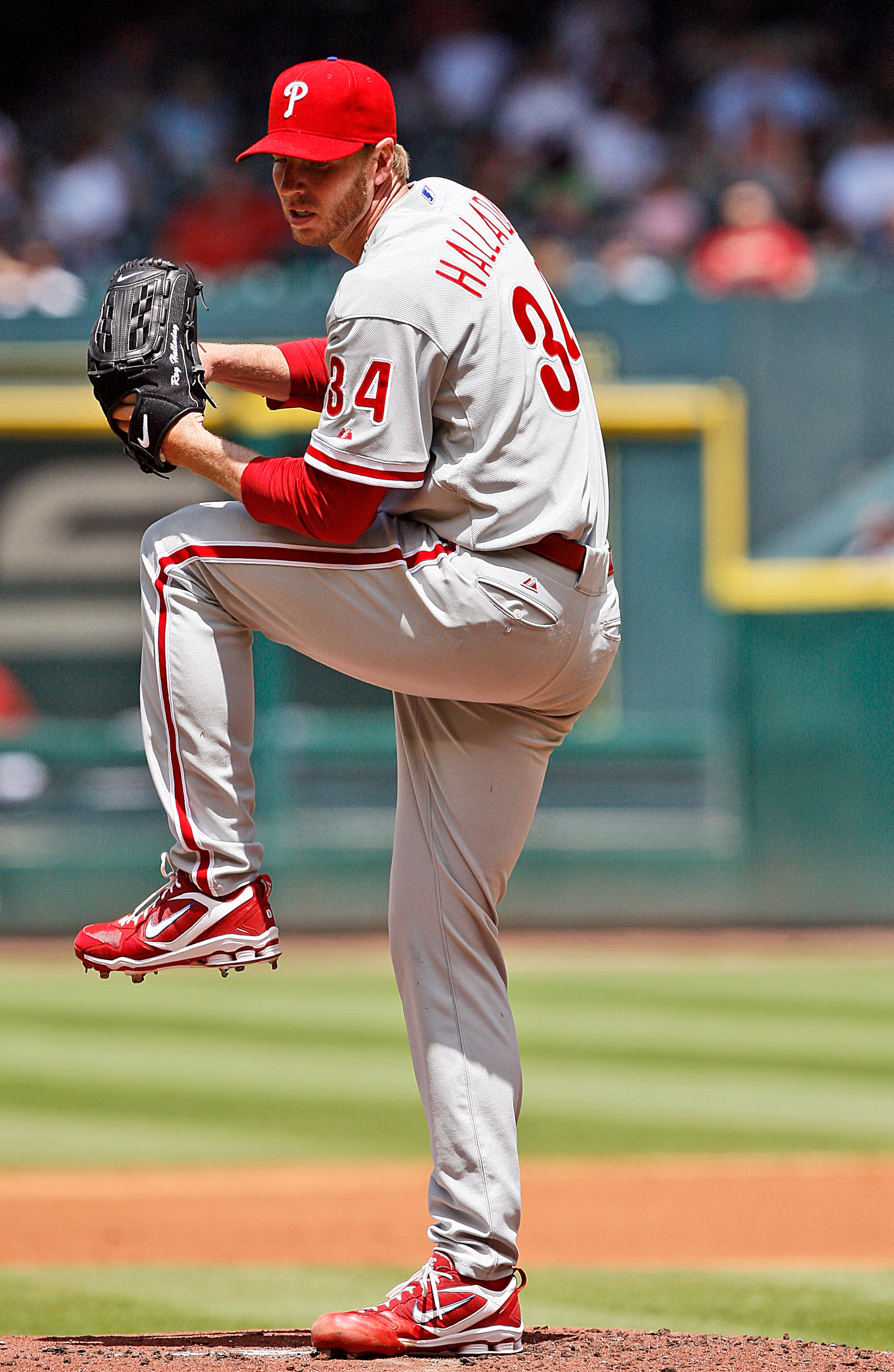 HOUSTON - APRIL 11:  Pitcher Roy Halladay #34 of the Philadelphia Phillies throws against the Houston Astros at Minute Maid Park on April 11, 2010 in Houston, Texas.  (Photo by Bob Levey/Getty Images)